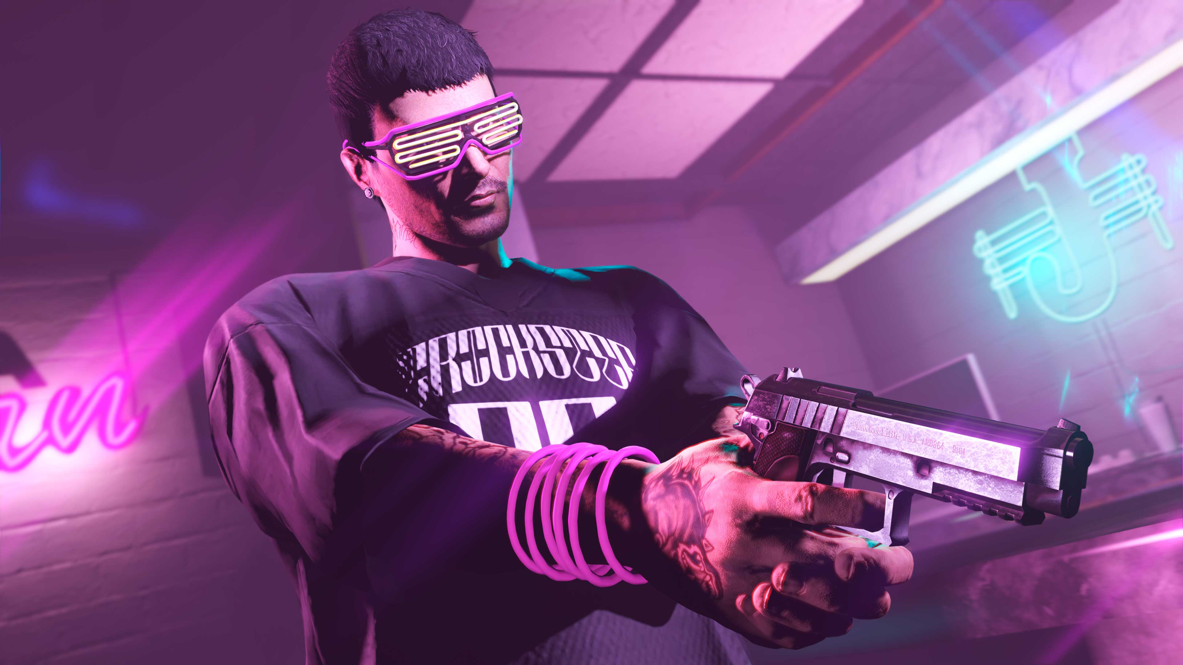 GTA 在线模式角色戴着粉色加黄色荧光太阳镜的图片