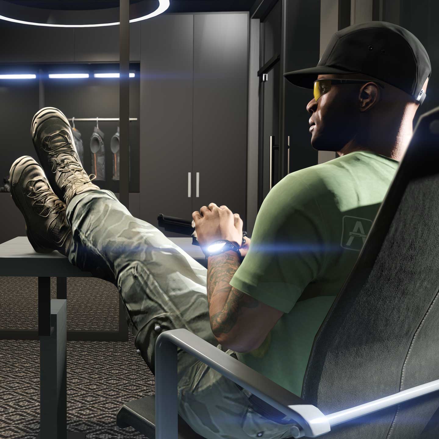 一名 GTA 在线模式角色靠在椅子上，靴子搁在桌子上。查看着武器库中收藏的武器、箱子和防弹衣。