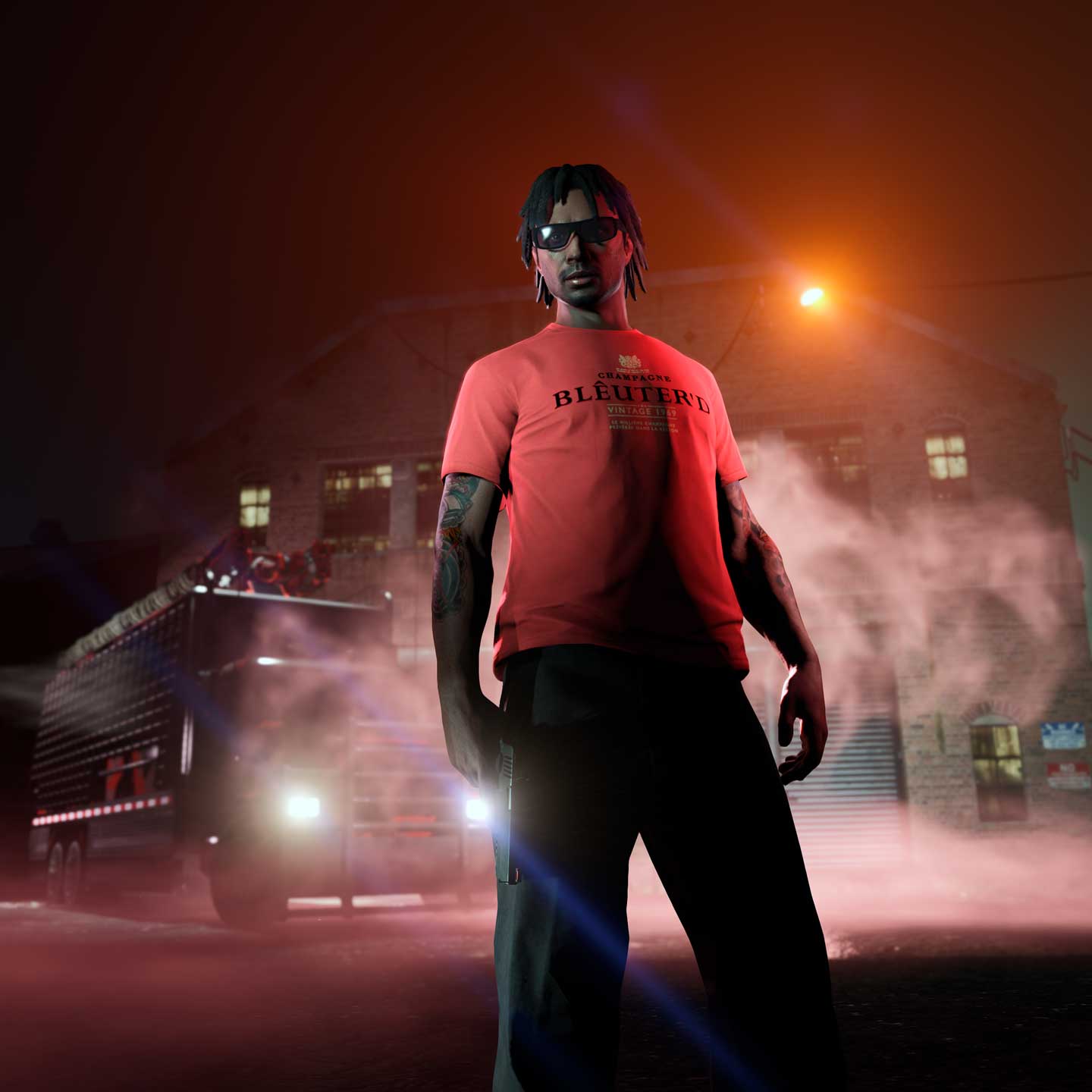 一名 Grand Theft Auto 在线模式玩家穿着一件蓝醉 T 恤