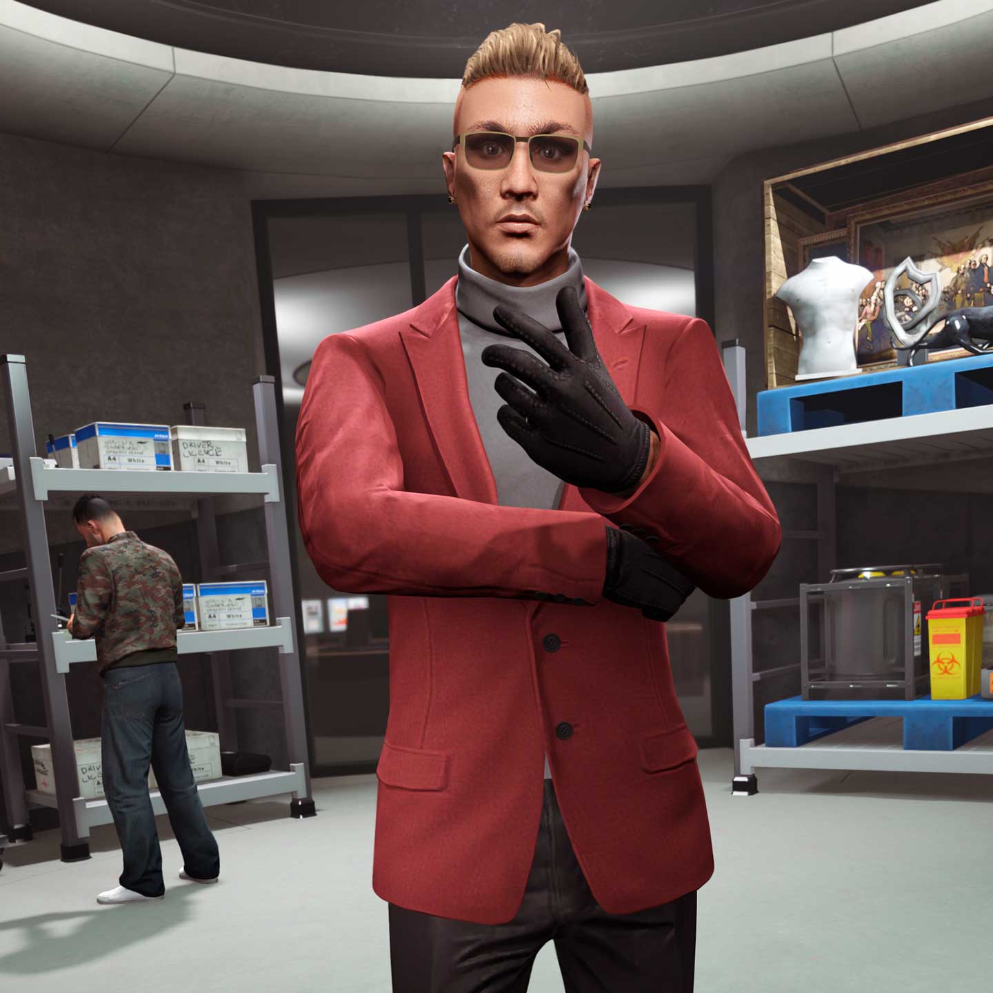 仓库内，一名 GTA 在线模式角色看向镜头，身后有人在清点库存。