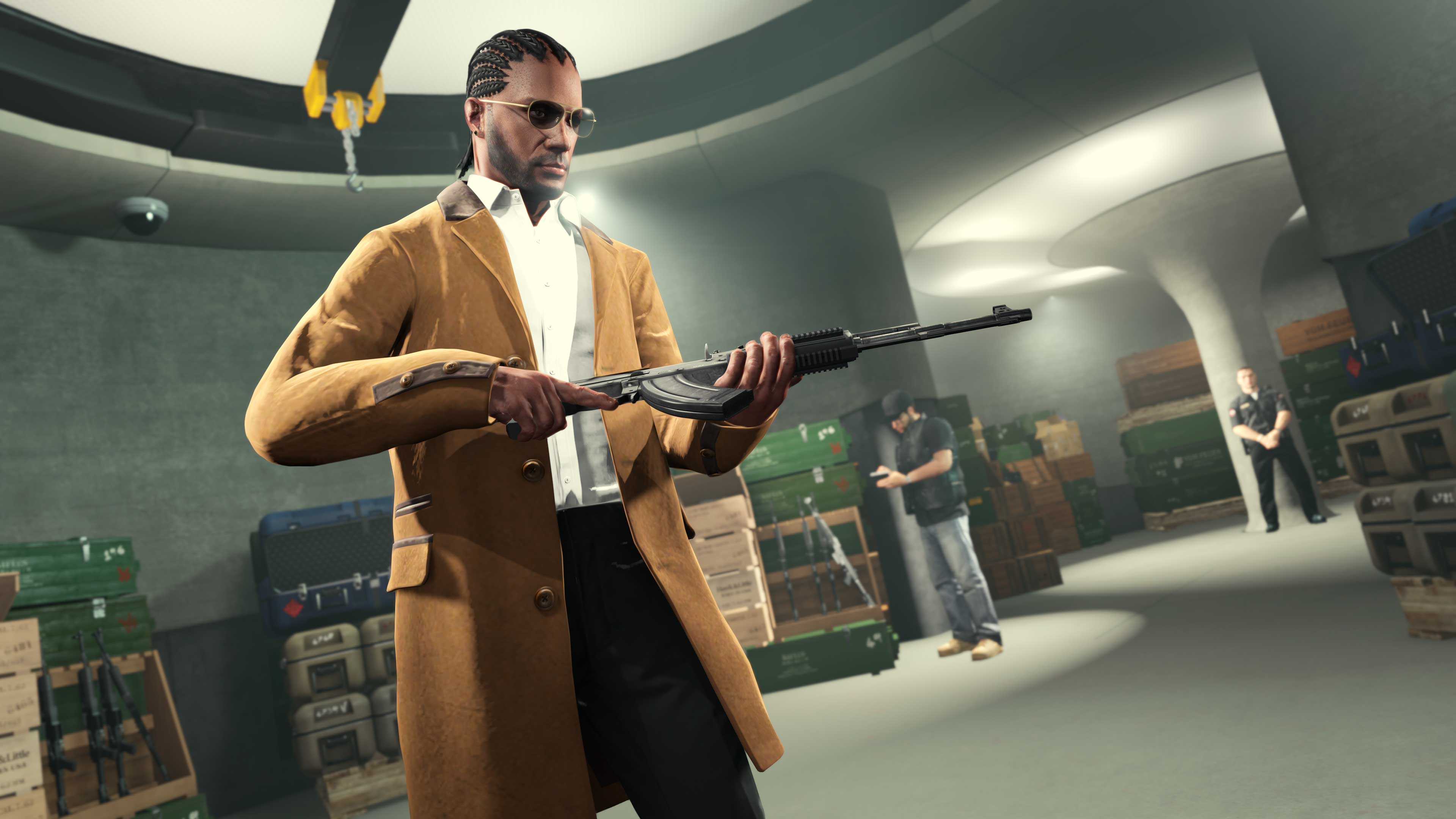 一名 GTA 在线模式角色正在检查武器，四周遍布着武器和弹药箱。