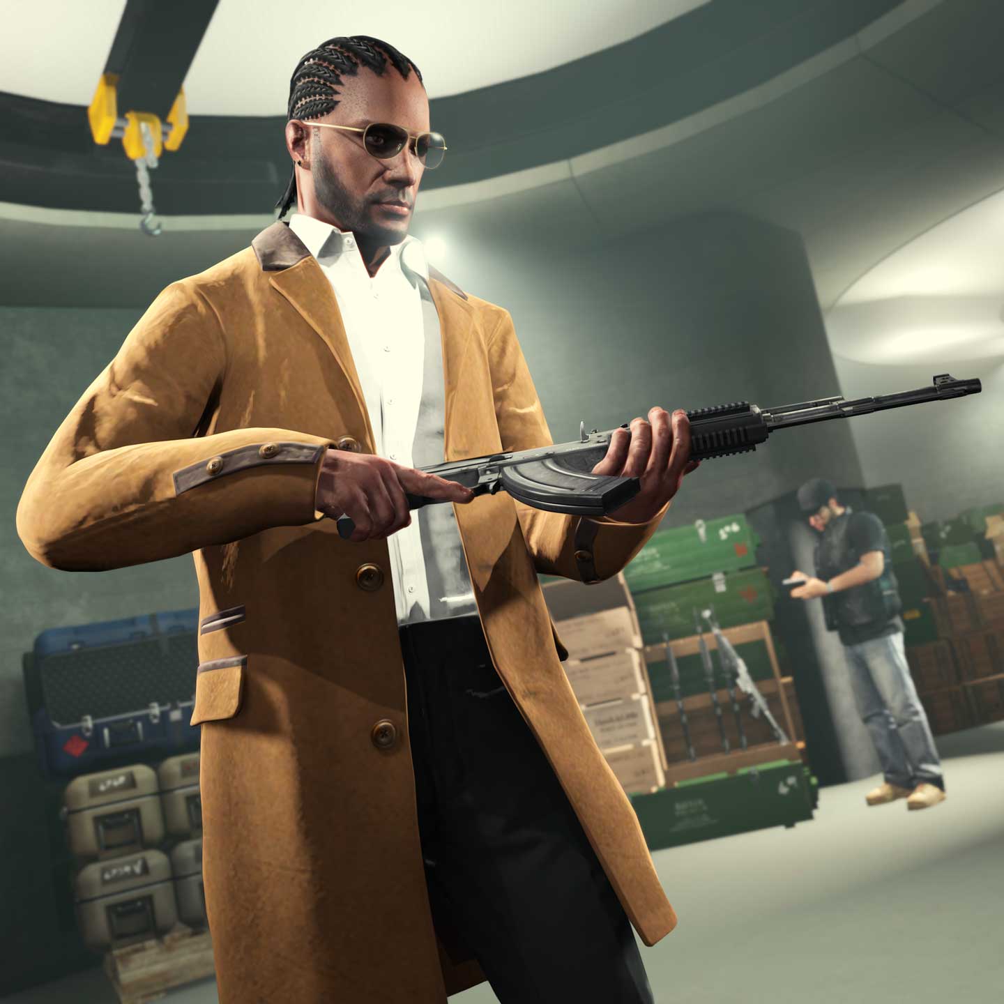 一名 GTA 在线模式角色正在检查武器，四周遍布着武器和弹药箱。