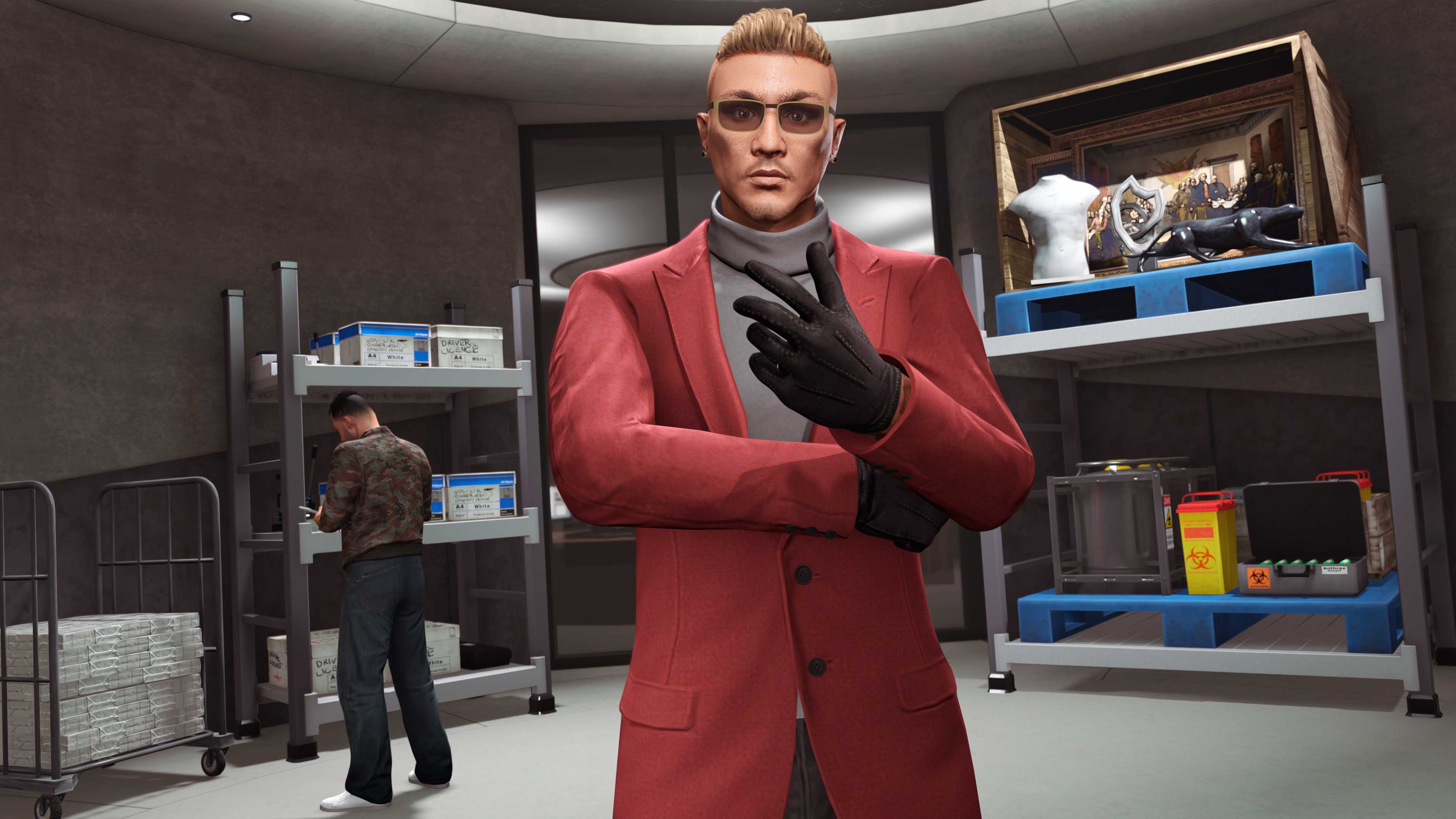 仓库内，一名 GTA 在线模式角色看向镜头，身后有人在清点库存。