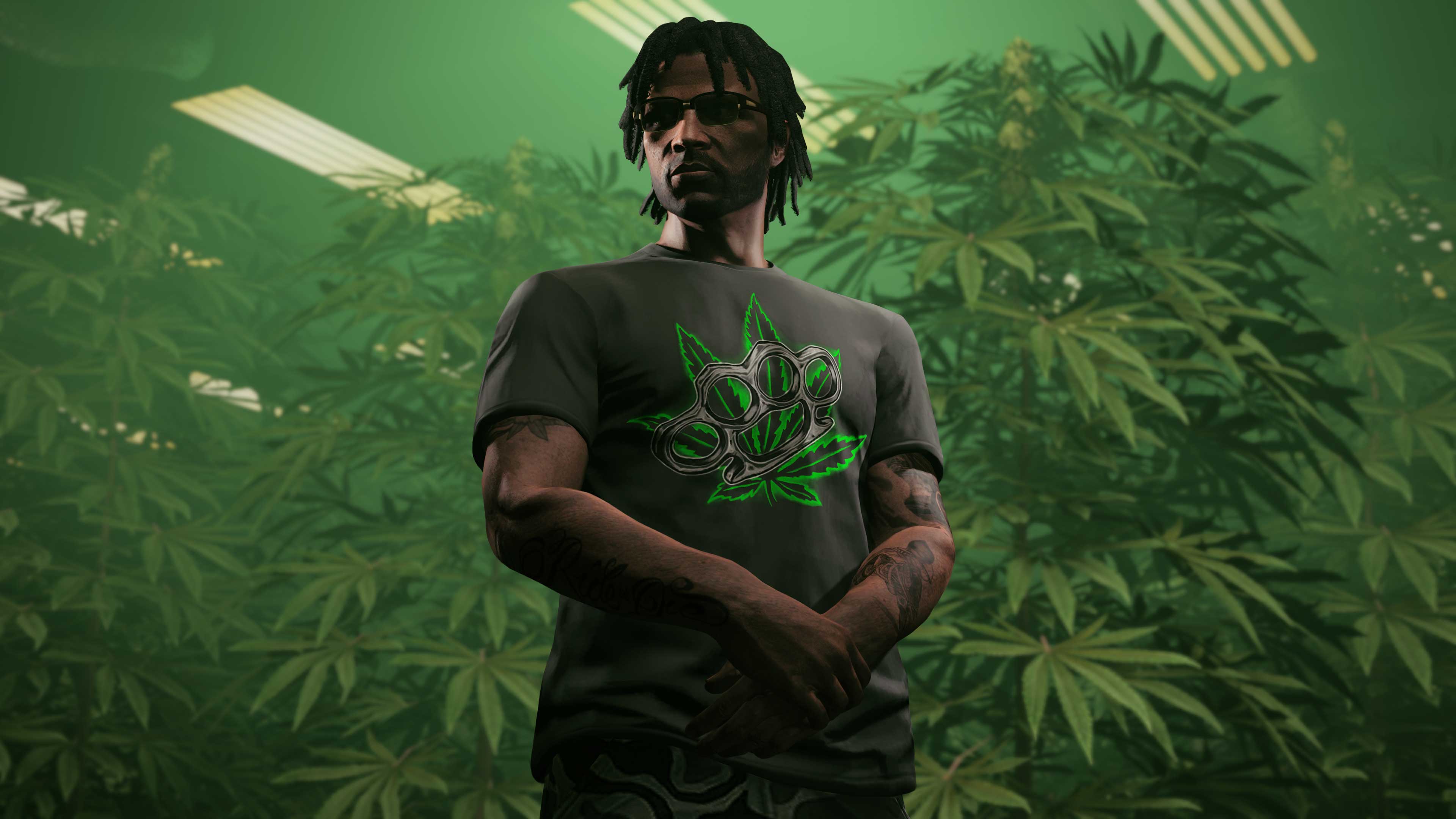 大麻农场里的角色穿着黑色优质黄铜 T 恤；黑色 T 恤的图案为银色手指虎后面有一片绿色的大麻叶。