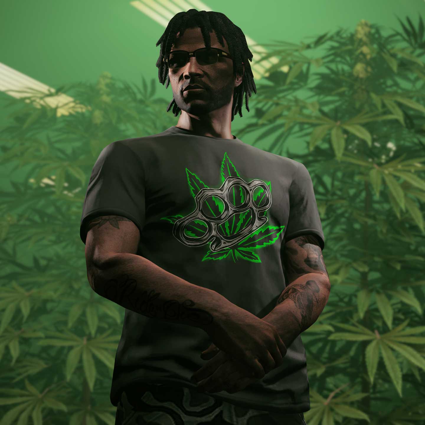大麻农场里的角色穿着黑色优质黄铜 T 恤；黑色 T 恤的图案为银色手指虎后面有一片绿色的大麻叶。