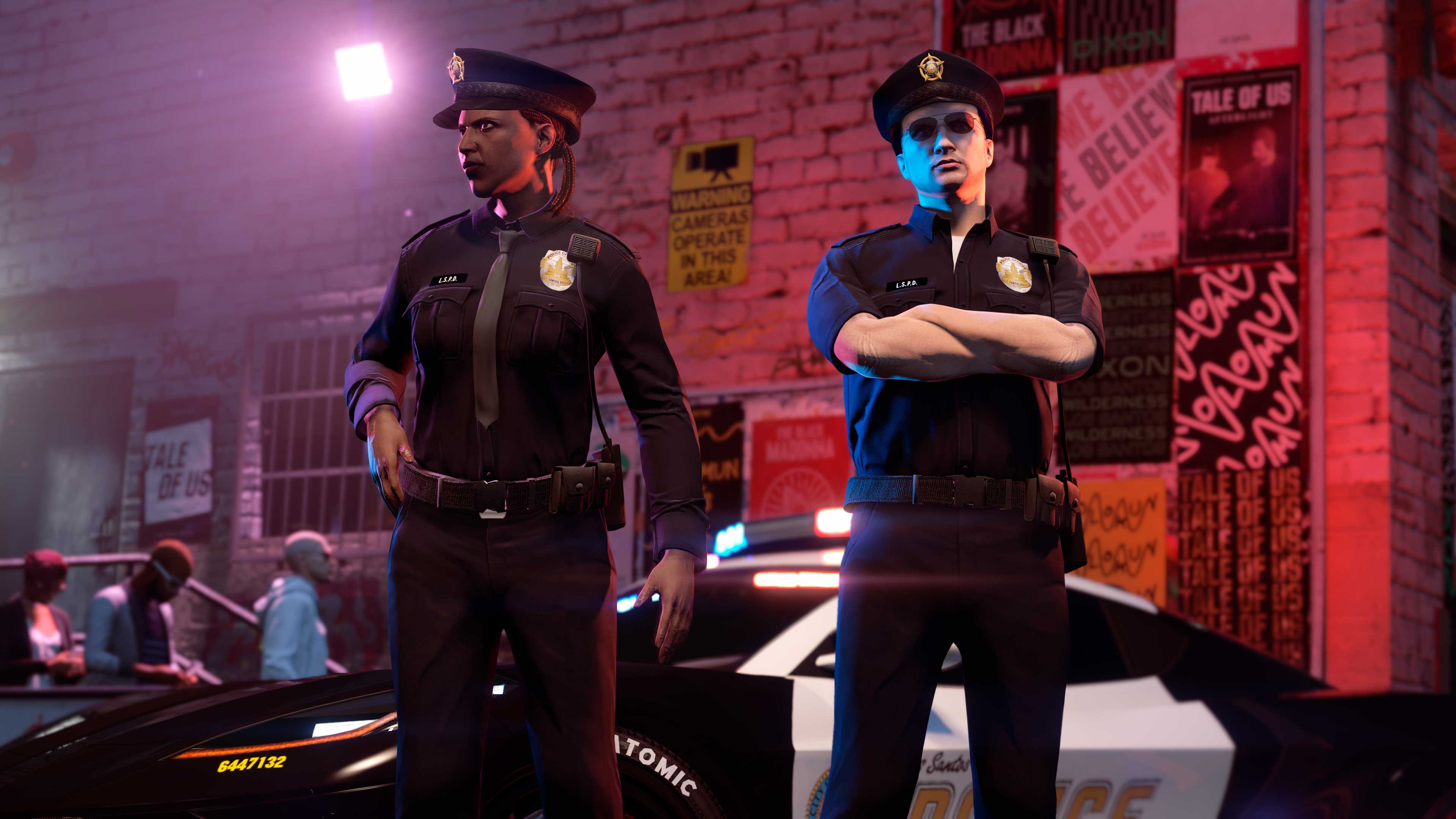 两名身穿洛圣都警局制服套装的角色站在一辆警车旁。