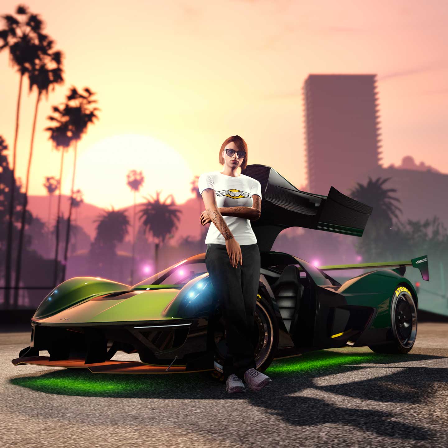 一名 GTA 在线模式角色穿着一件白色的浪子 T 恤靠在他的浪子瓦格纳，底部发着绿色亮光。