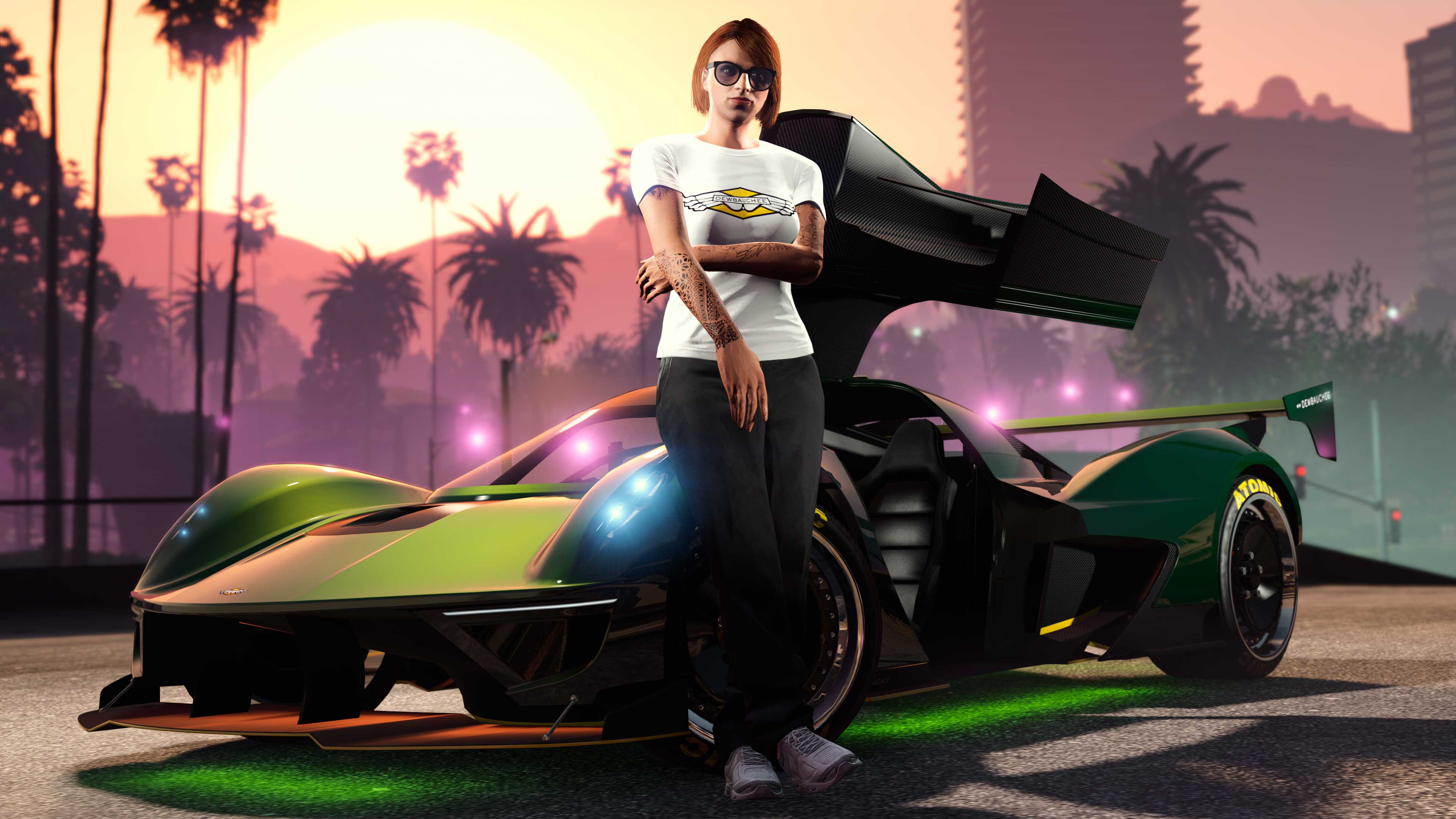 一名 GTA 在线模式角色穿着一件白色的浪子 T 恤靠在他的浪子瓦格纳，底部发着绿色亮光。