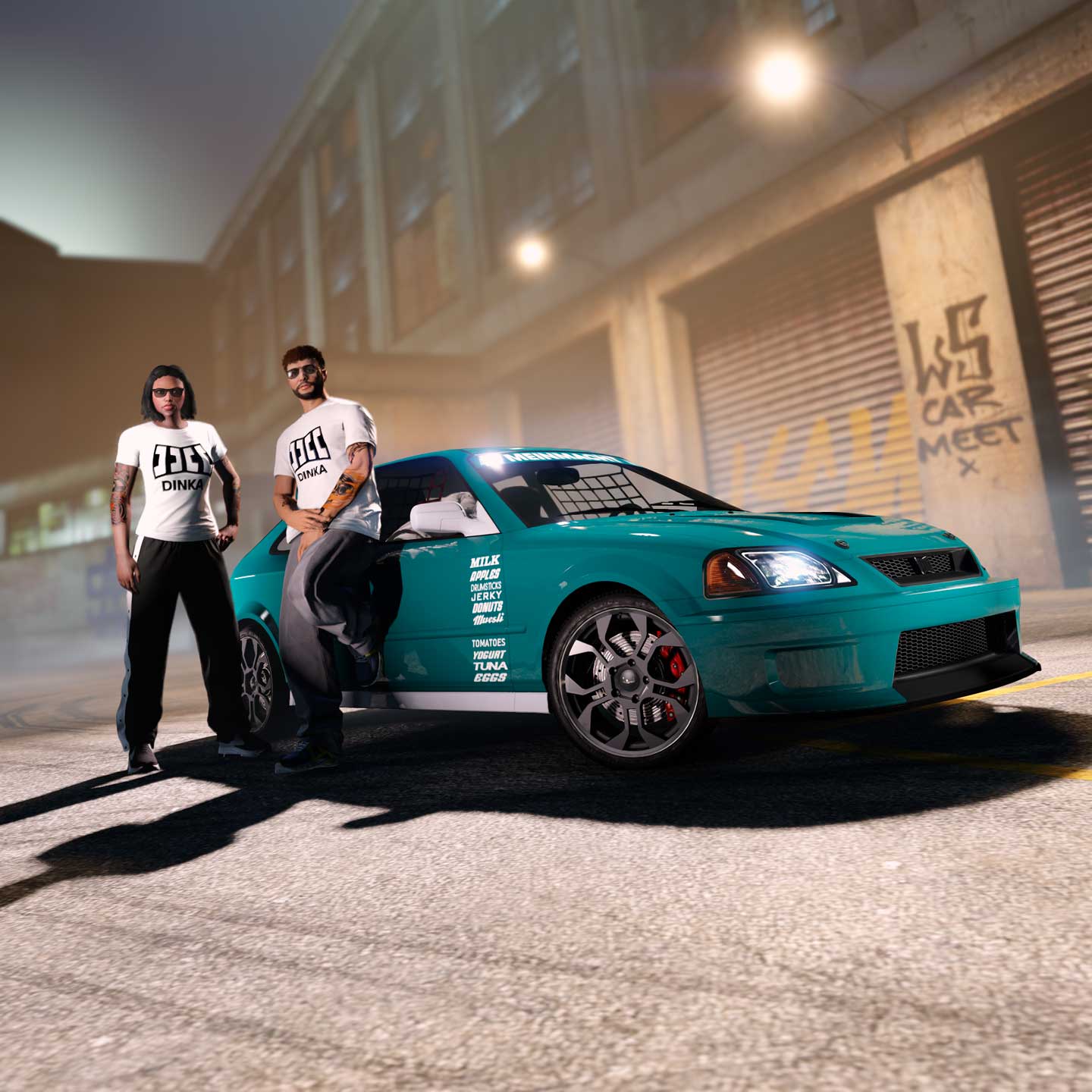 两名 GTA 在线模式角色，穿着印有黑色标志的白色丁卡 T 恤，站在一辆三门蓝绿色丁卡旅行家羽黑旁摆姿势。
