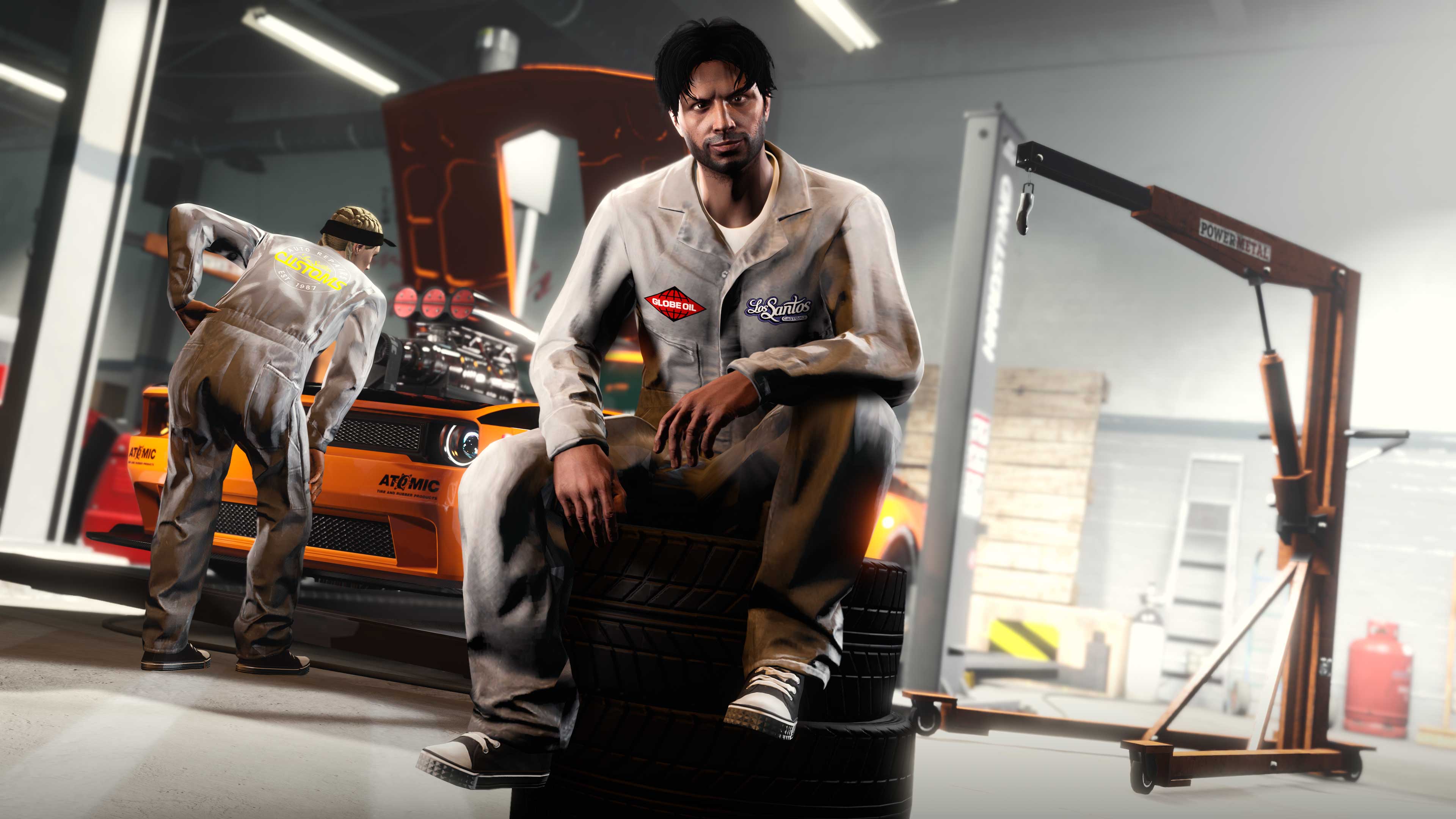 一名 GTA 在线模式角色穿着灰色洛圣都改车王连身服。