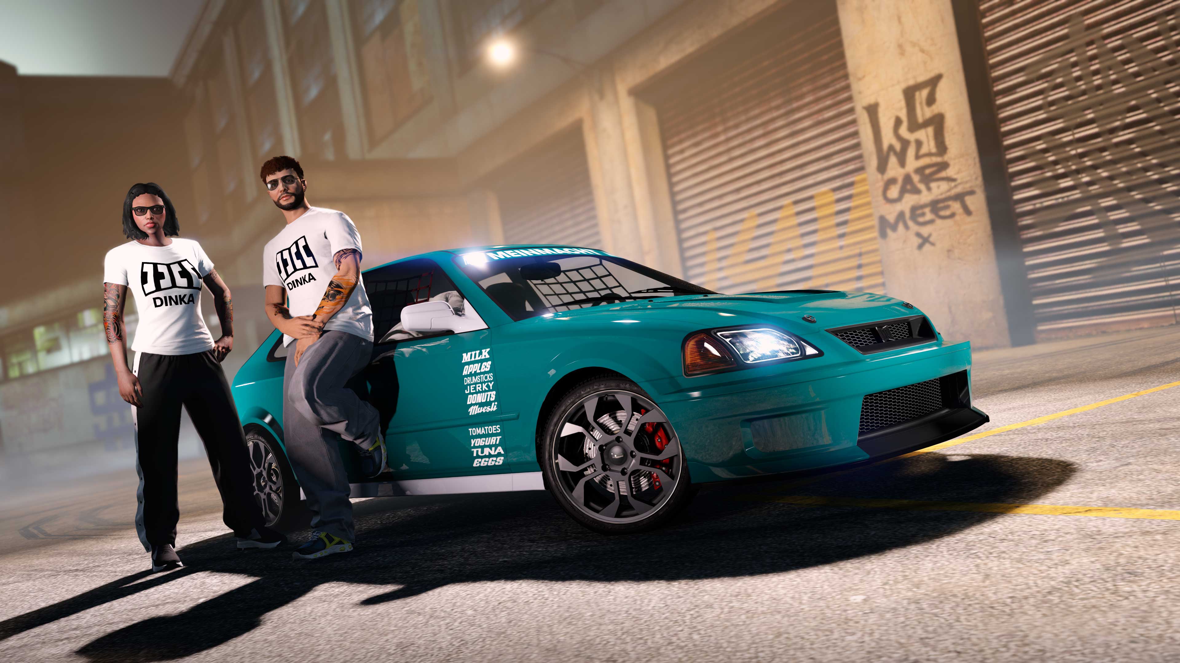 两名 GTA 在线模式角色，穿着印有黑色标志的白色丁卡 T 恤，站在一辆三门蓝绿色丁卡旅行家羽黑旁摆姿势。