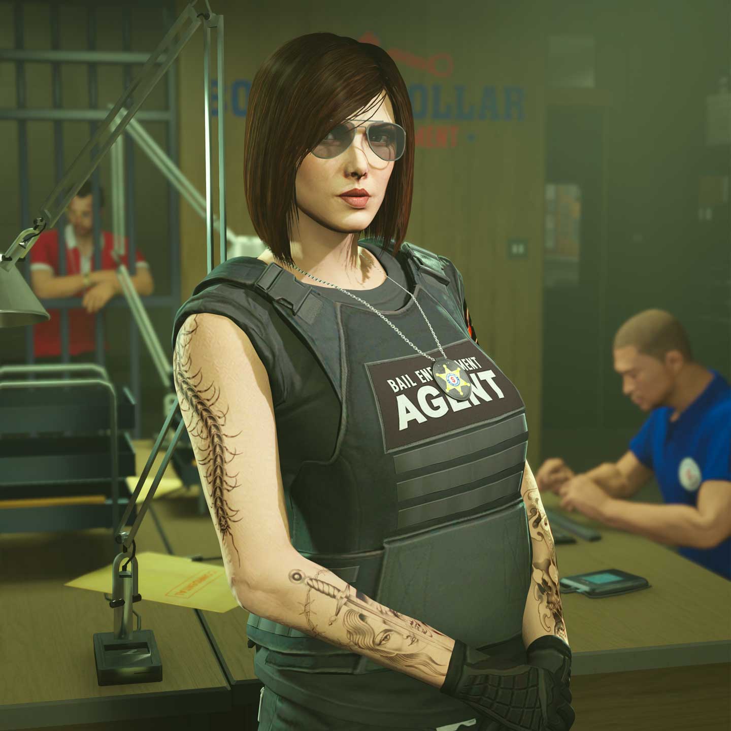 一名 GTA 在线模式角色穿着一件保金追讨探员背心站在桌前，还有两名角色在工作。