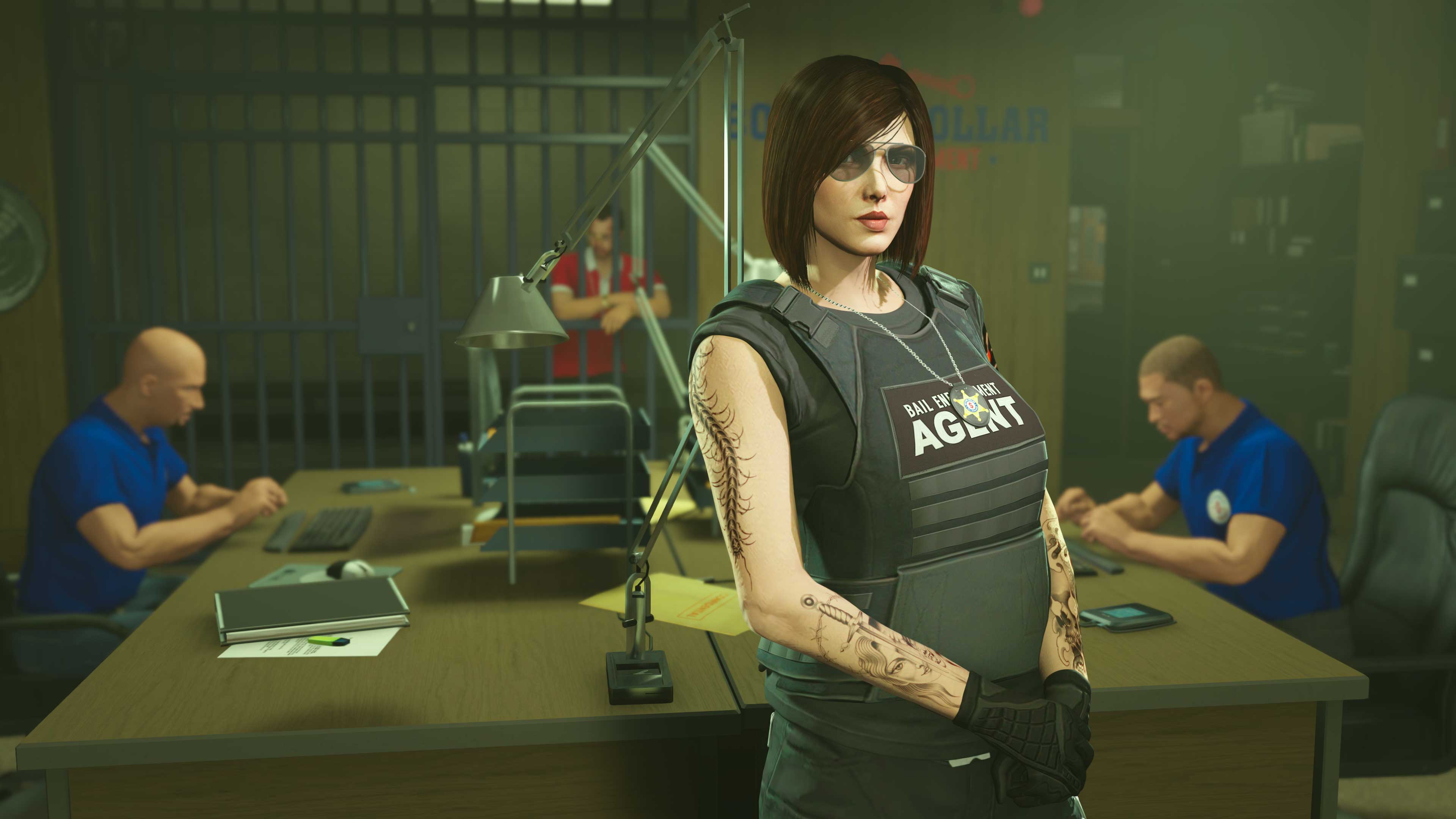 一名 GTA 在线模式角色穿着一件保金追讨探员背心站在桌前，还有两名角色在工作。