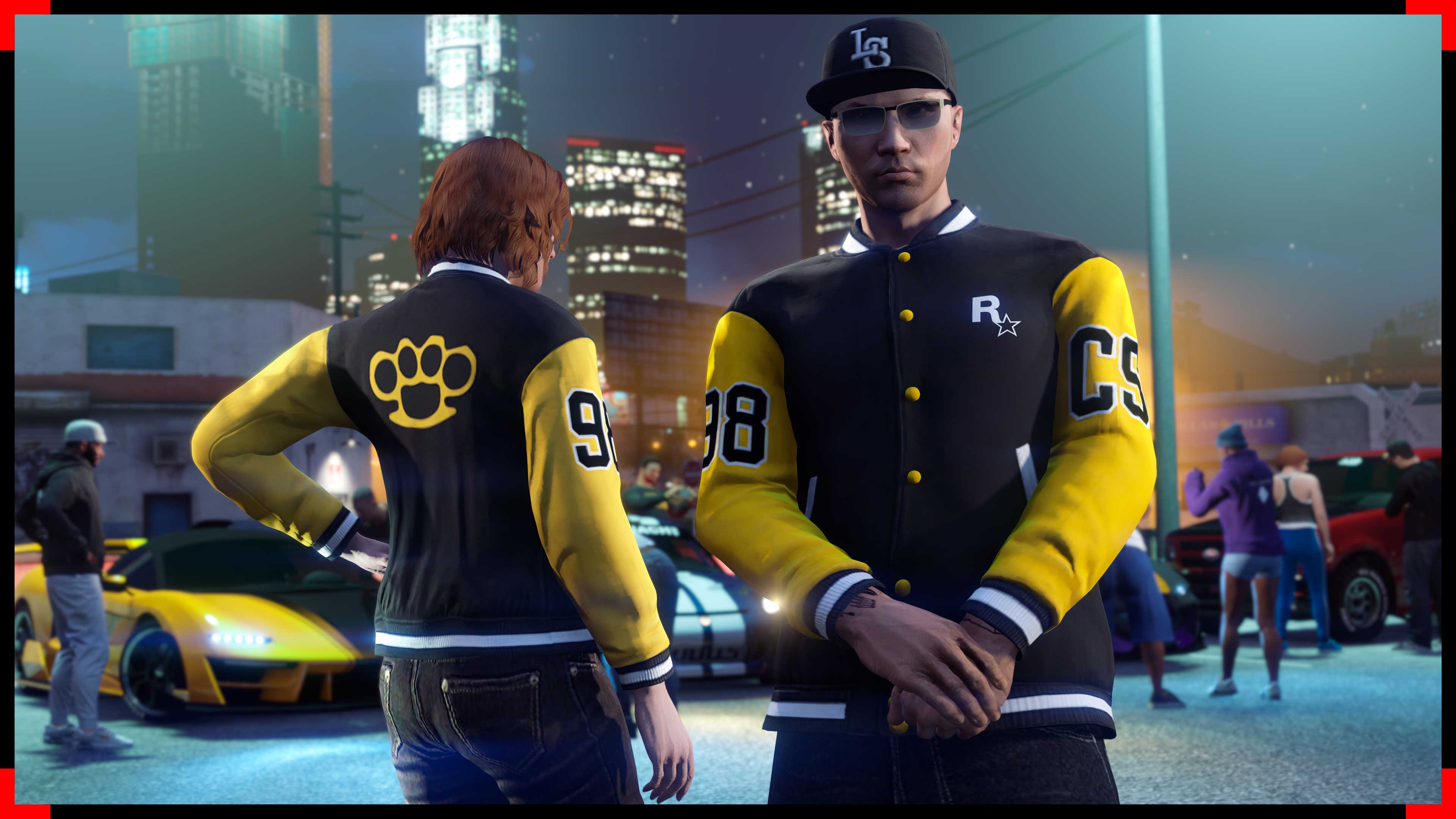 两名GTA在线模式角色在车友会上，身穿Rockstar社区系列棒球外套。