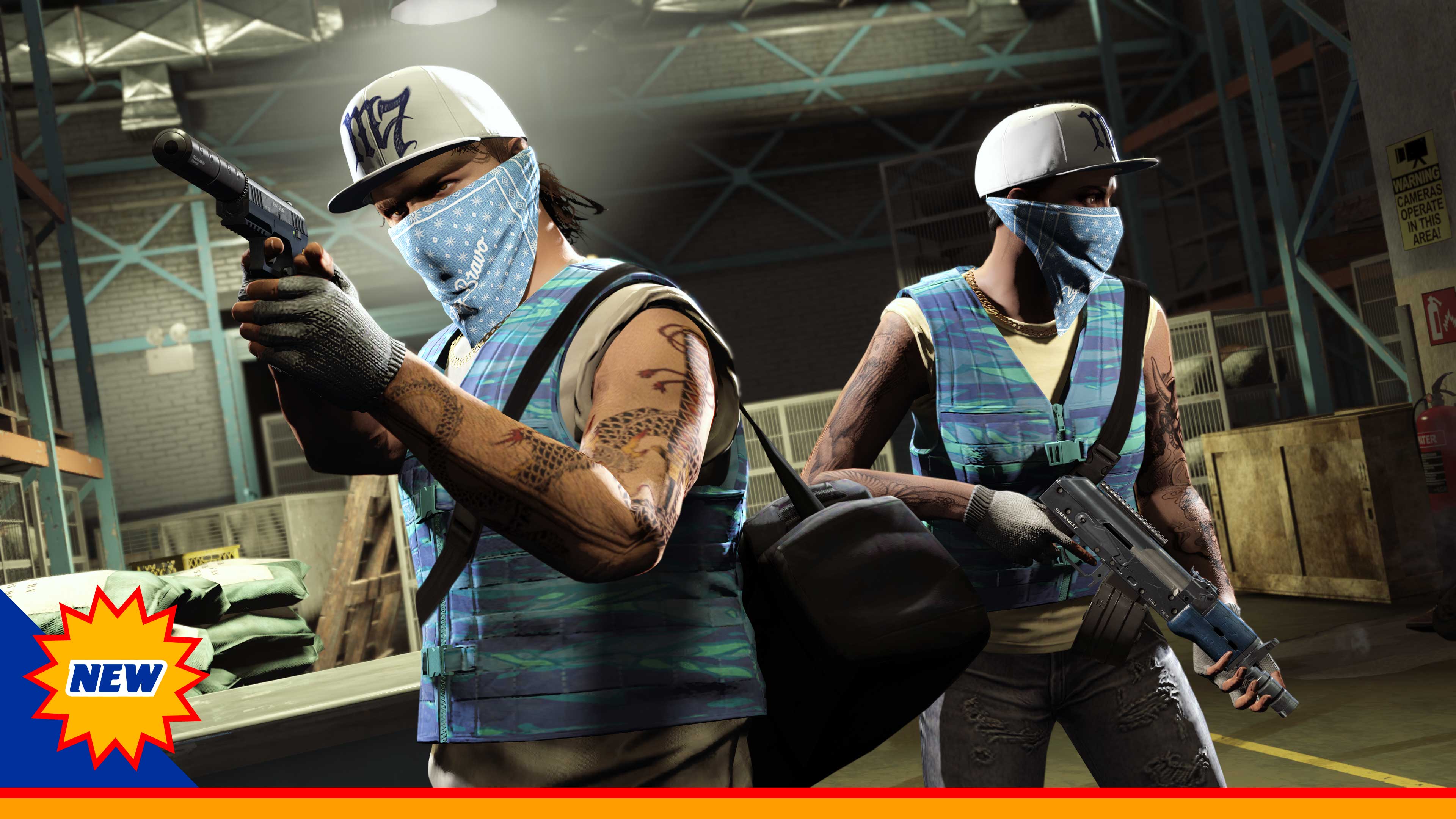 仓库中有两名带有武装和面具的 GTA 在线模式玩家。