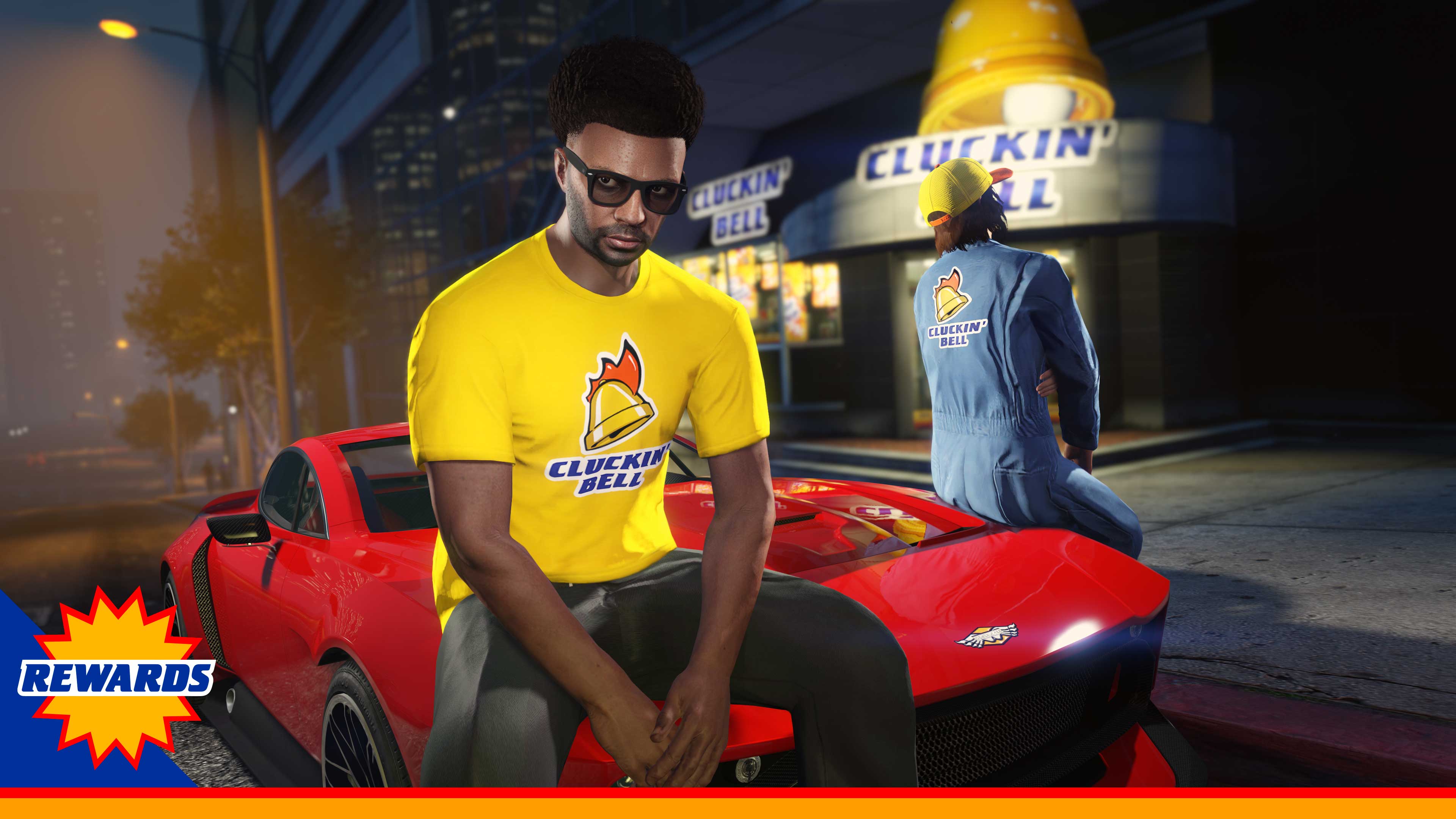 两名 GTA 在线模式玩家穿着当当钟服装；一件黄色 T 恤和蓝色连身服。