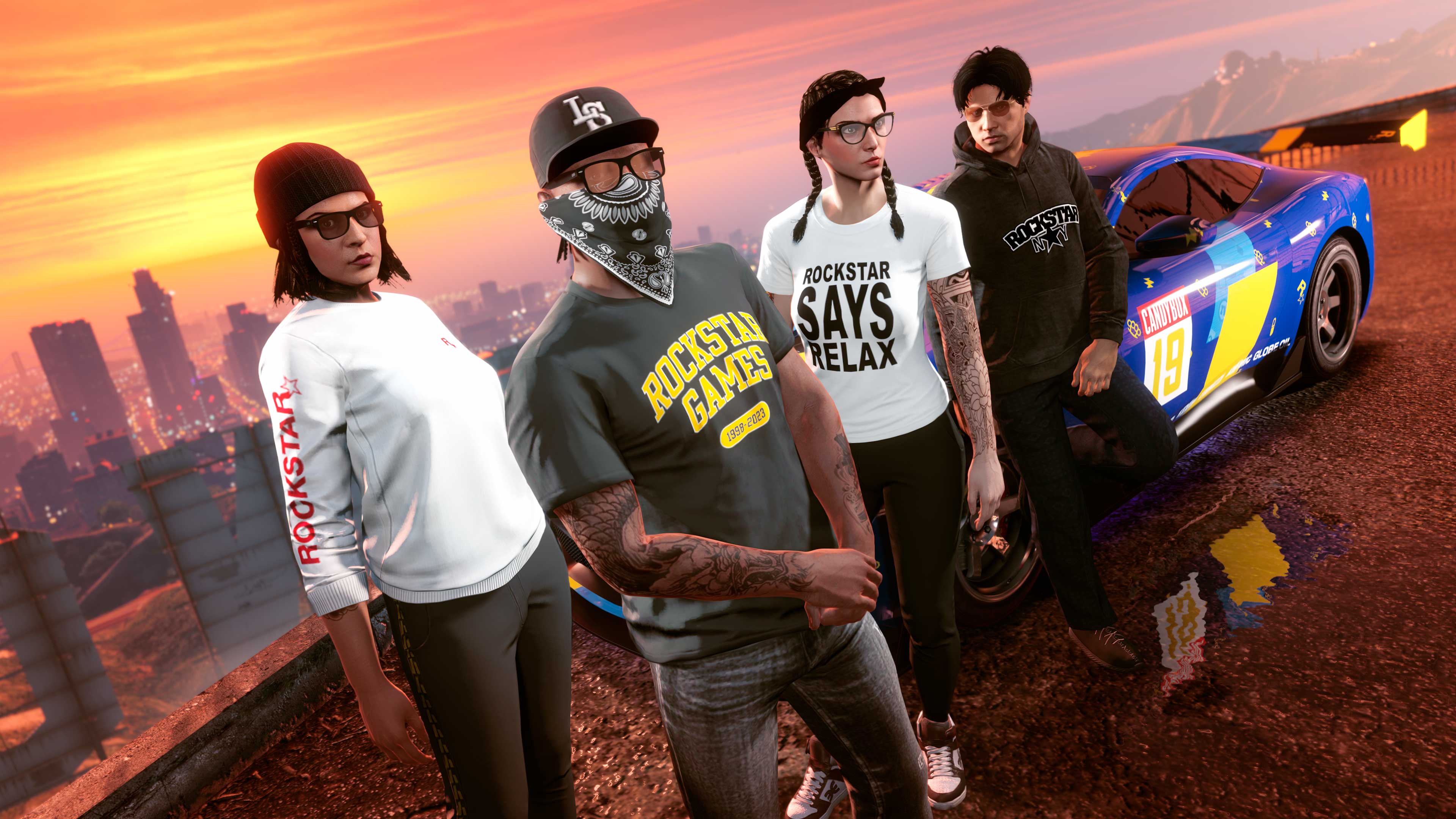 四名 GTA 在线模式角色穿着特殊的游戏内服装，站在一辆古罗帝义塔力 GTO 史汀格 TT 前的图片