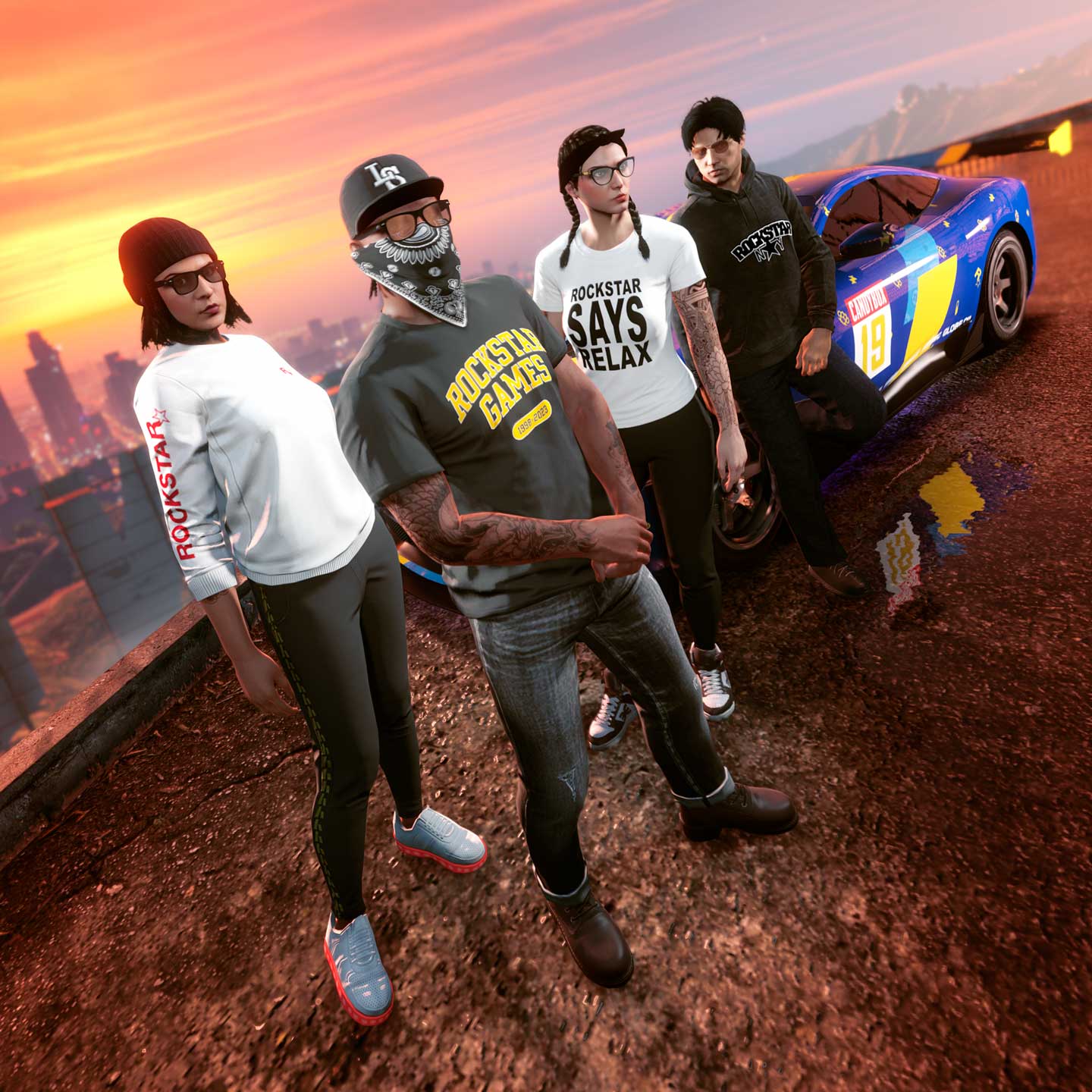 四名 GTA 在线模式角色穿着特殊的游戏内服装，站在一辆古罗帝义塔力 GTO 史汀格 TT 前的图片