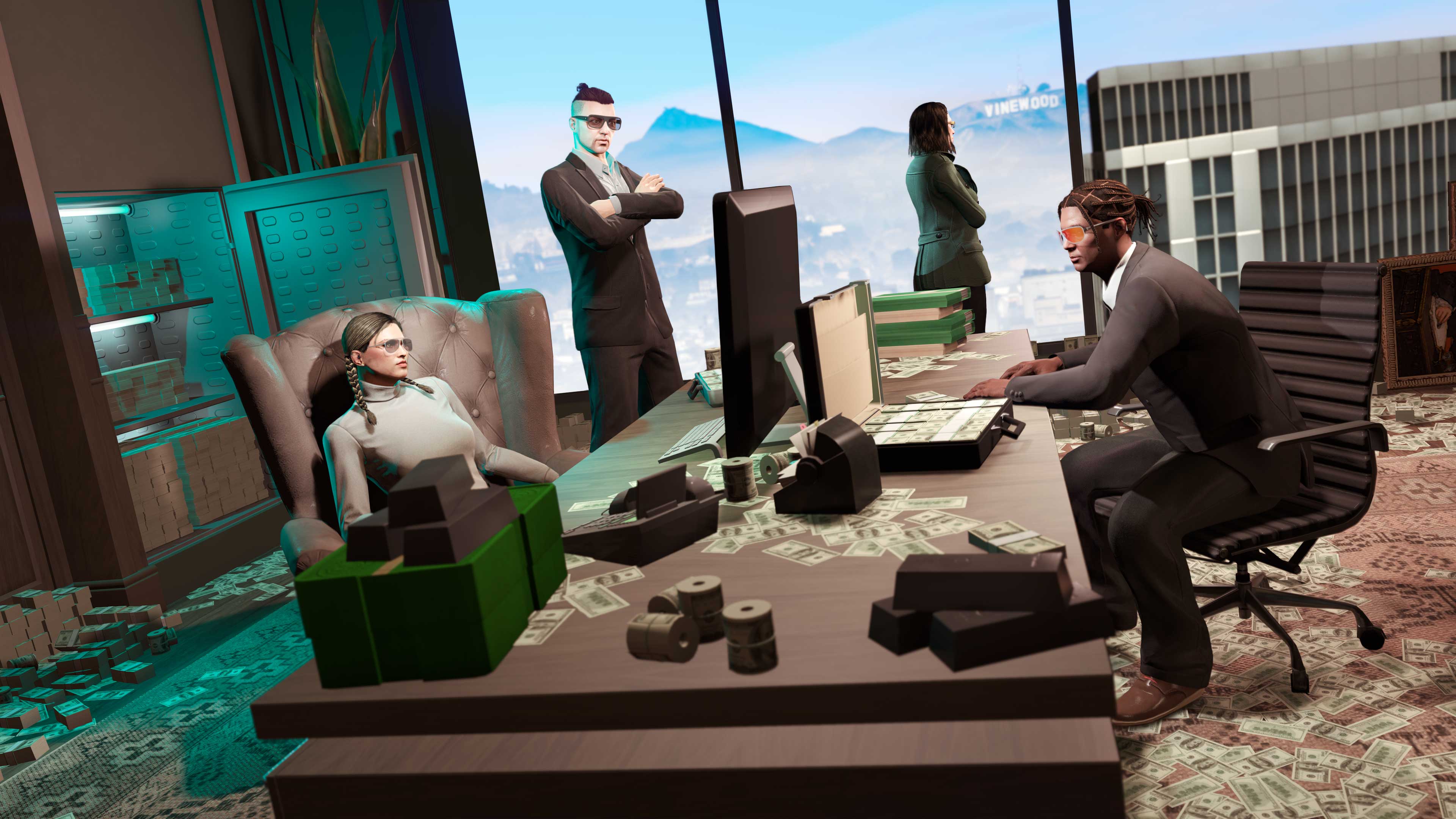 四名 GTA 在线模式玩家围坐在行政办公室的一张办公桌前，桌上散落着现金和金砖。