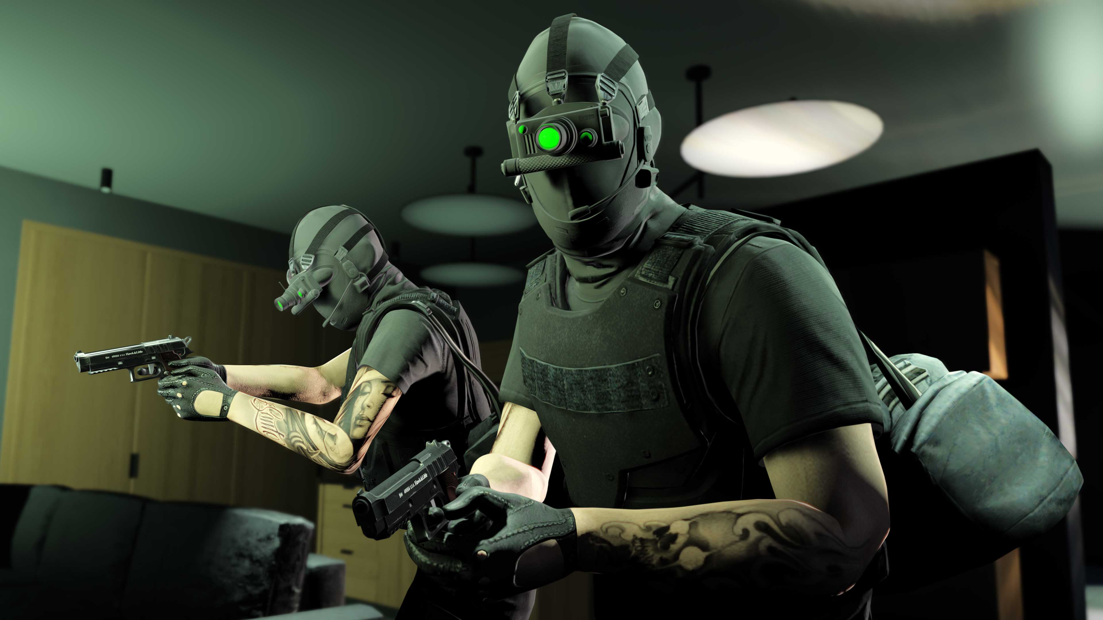 两名戴着夜视面具的武装 GTA 在线角色。