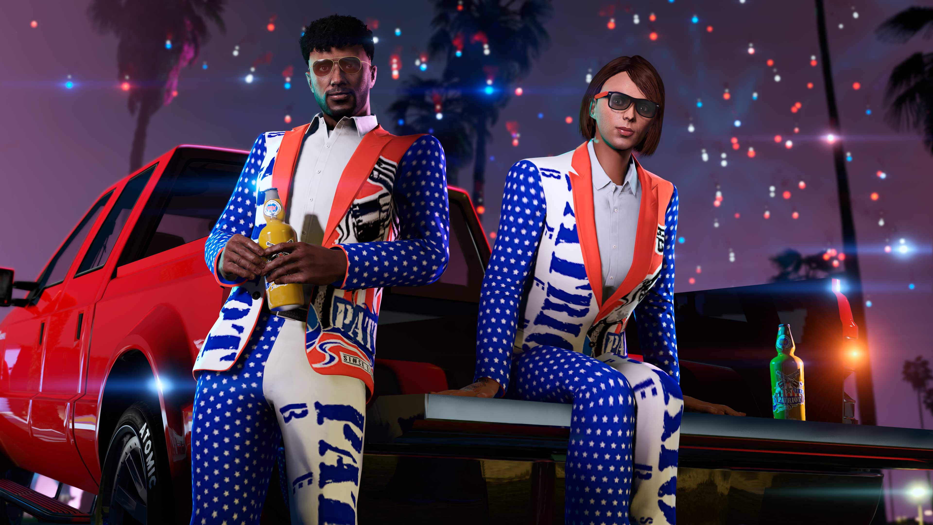 两名 GTA 在线模式角色坐在皮卡车的后箱内。两人都穿着红白蓝爱国者服装。
