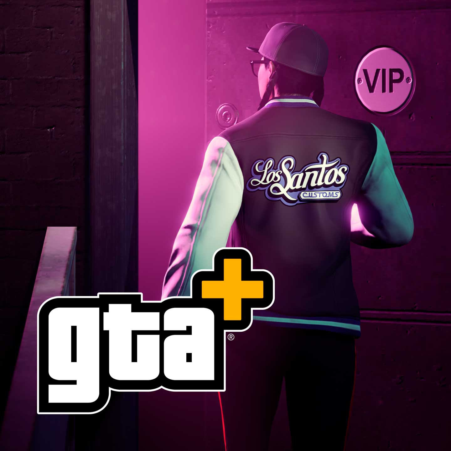 身着洛圣都改车王外套的 GTA 在线模式角色进入带有 GTA+ 标志的贵宾区。