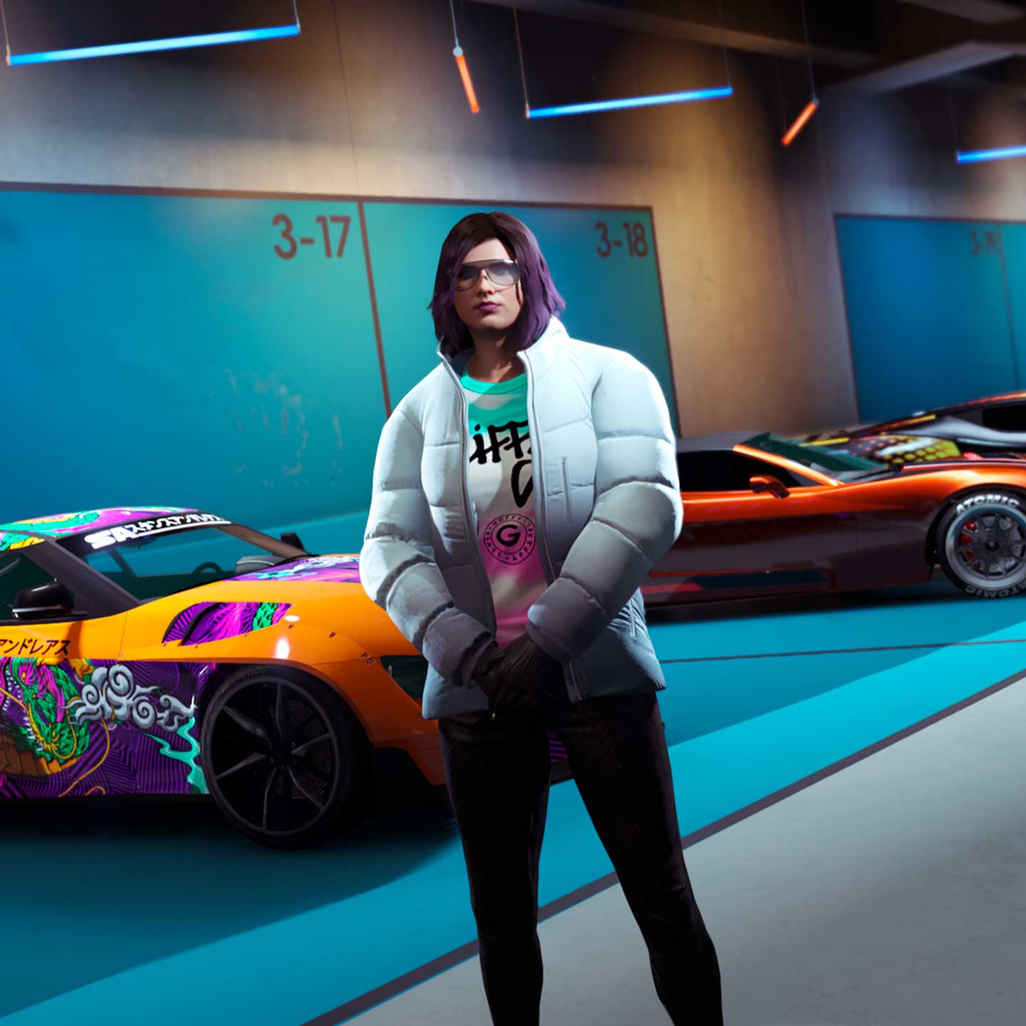 一名 GTA 在线模式角色站在好麦坞俱乐部车库中的改装载具前。