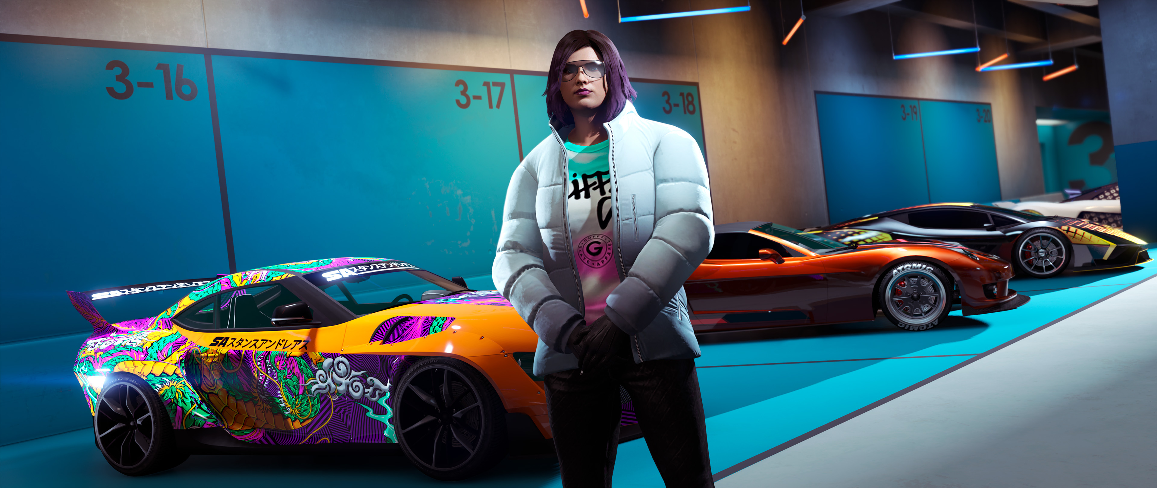 一名 GTA 在线模式角色站在好麦坞俱乐部车库中的改装载具前。