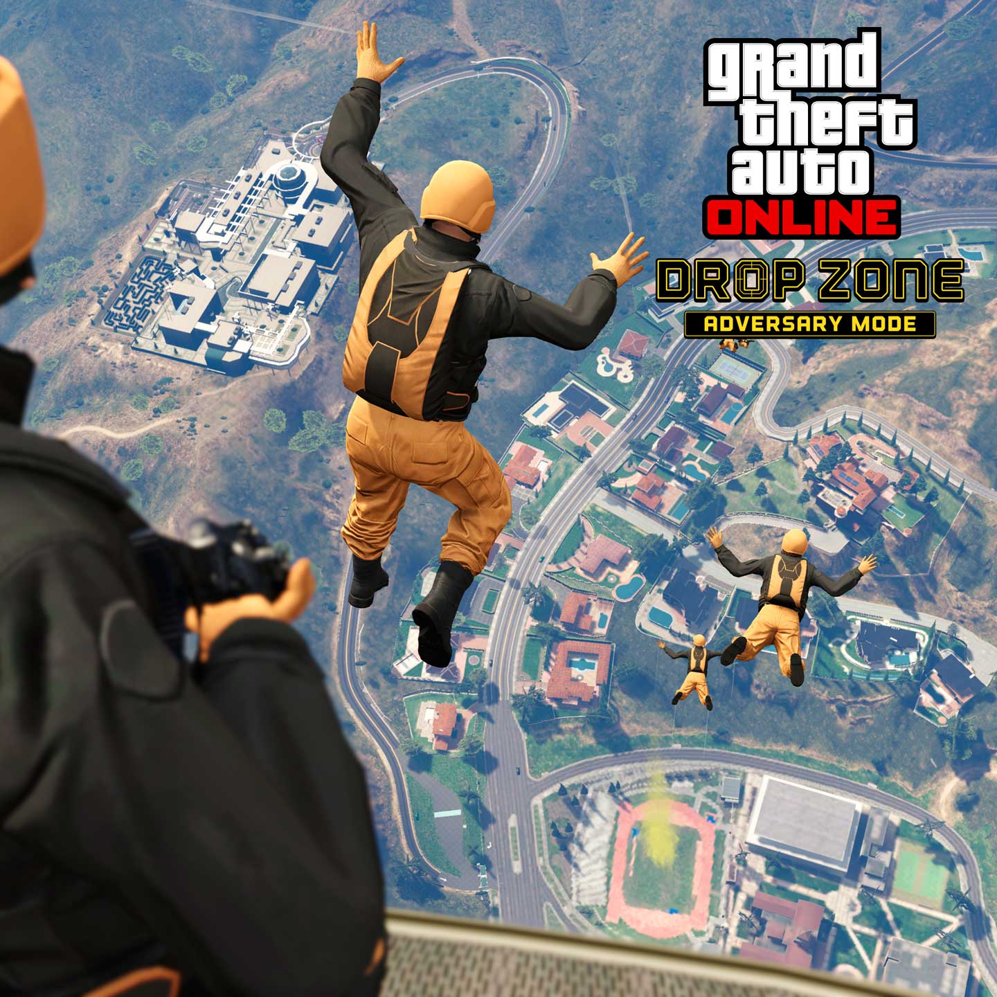 Grand Theft Auto 在线模式，“空降奇兵”对抗模式的海报，展示了一队伞兵从飞机上跳下的样子。