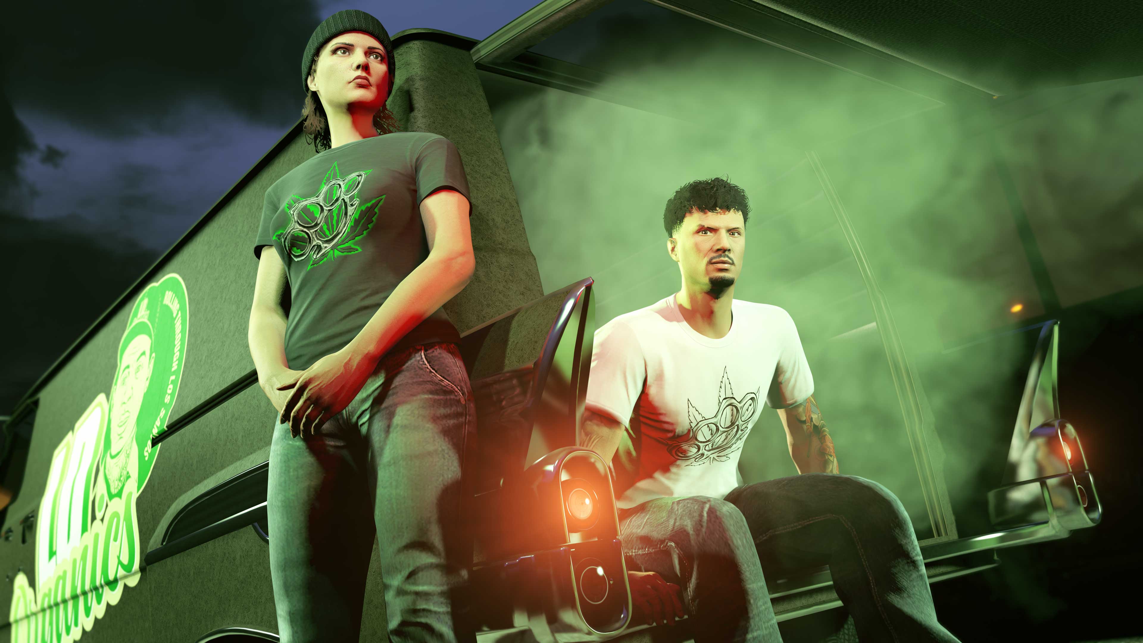 两名 GTA 在线模式角色穿着黑色优质黄铜 T 恤和白色优质黄铜 T 恤。