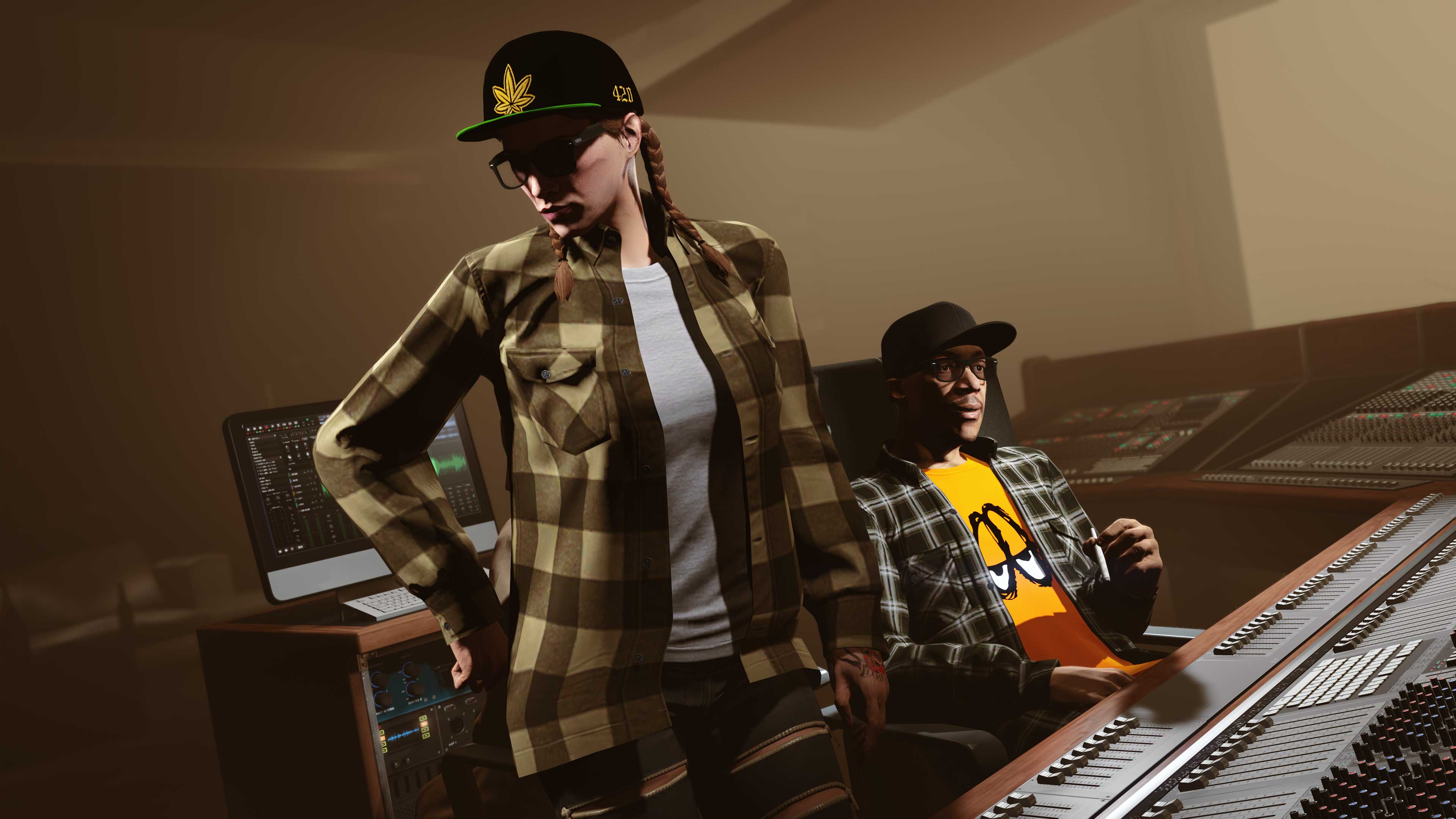 两名 GTA 在线模式角色在录音室中。其中一人戴着带有黄叶图案的黑色 420 帽子。