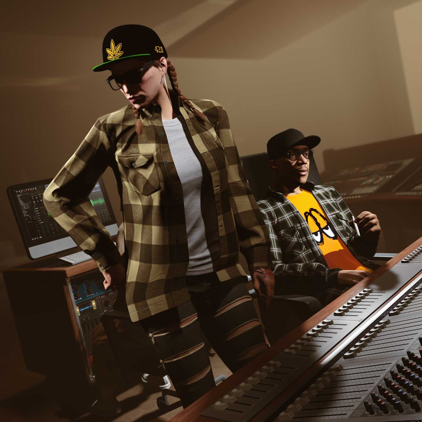 两名 GTA 在线模式角色在录音室中。其中一人戴着带有黄叶图案的黑色 420 帽子。