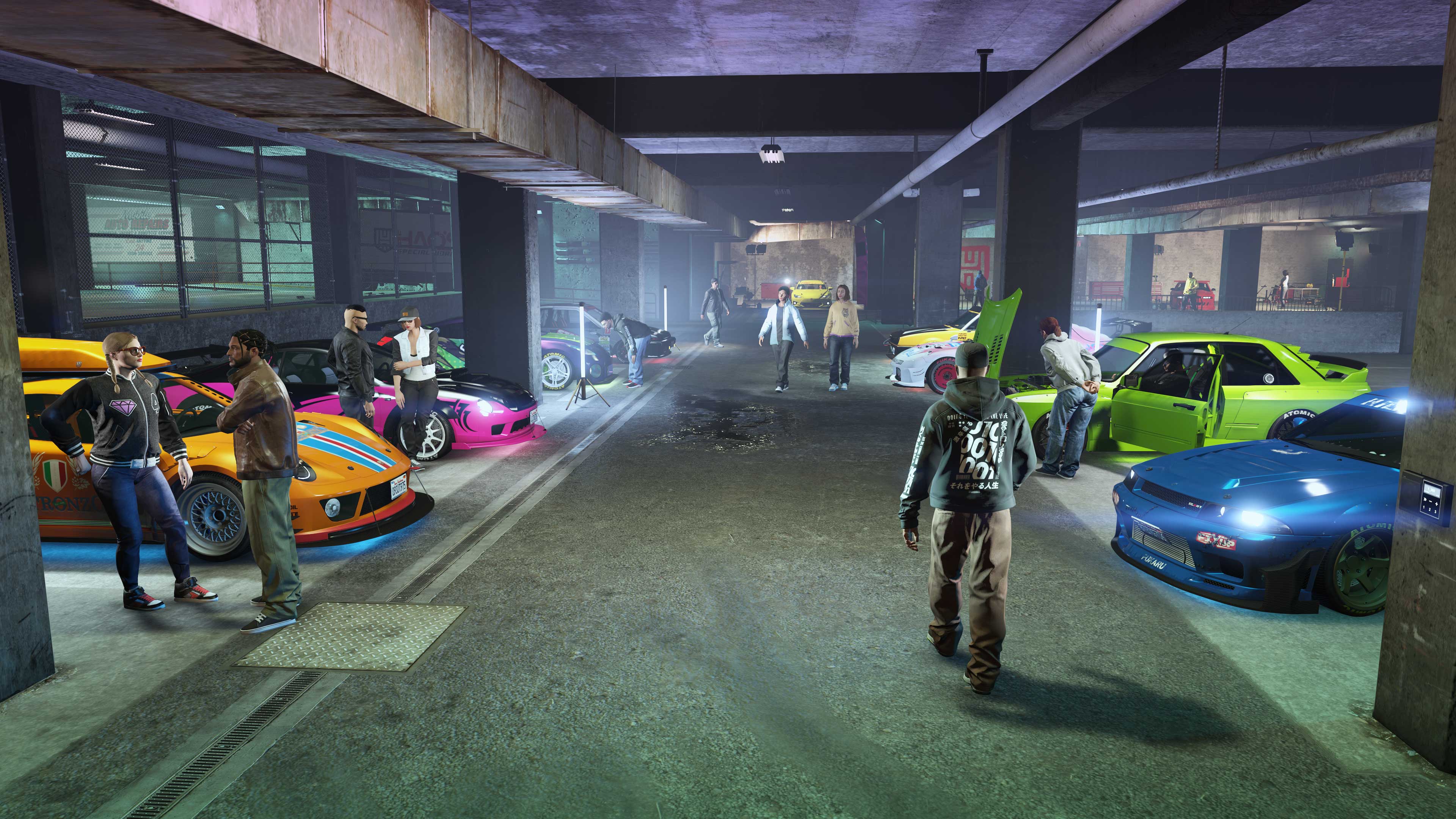 洛圣都车友会中的改装车和 GTA 在线模式玩家。