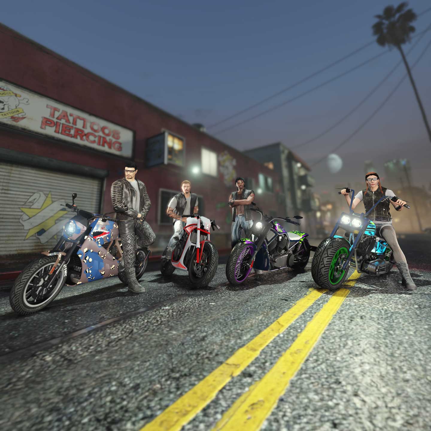 四名 GTA 在线模式的摩托帮成员与他们的改装摩托车在摩托帮会所外合影。