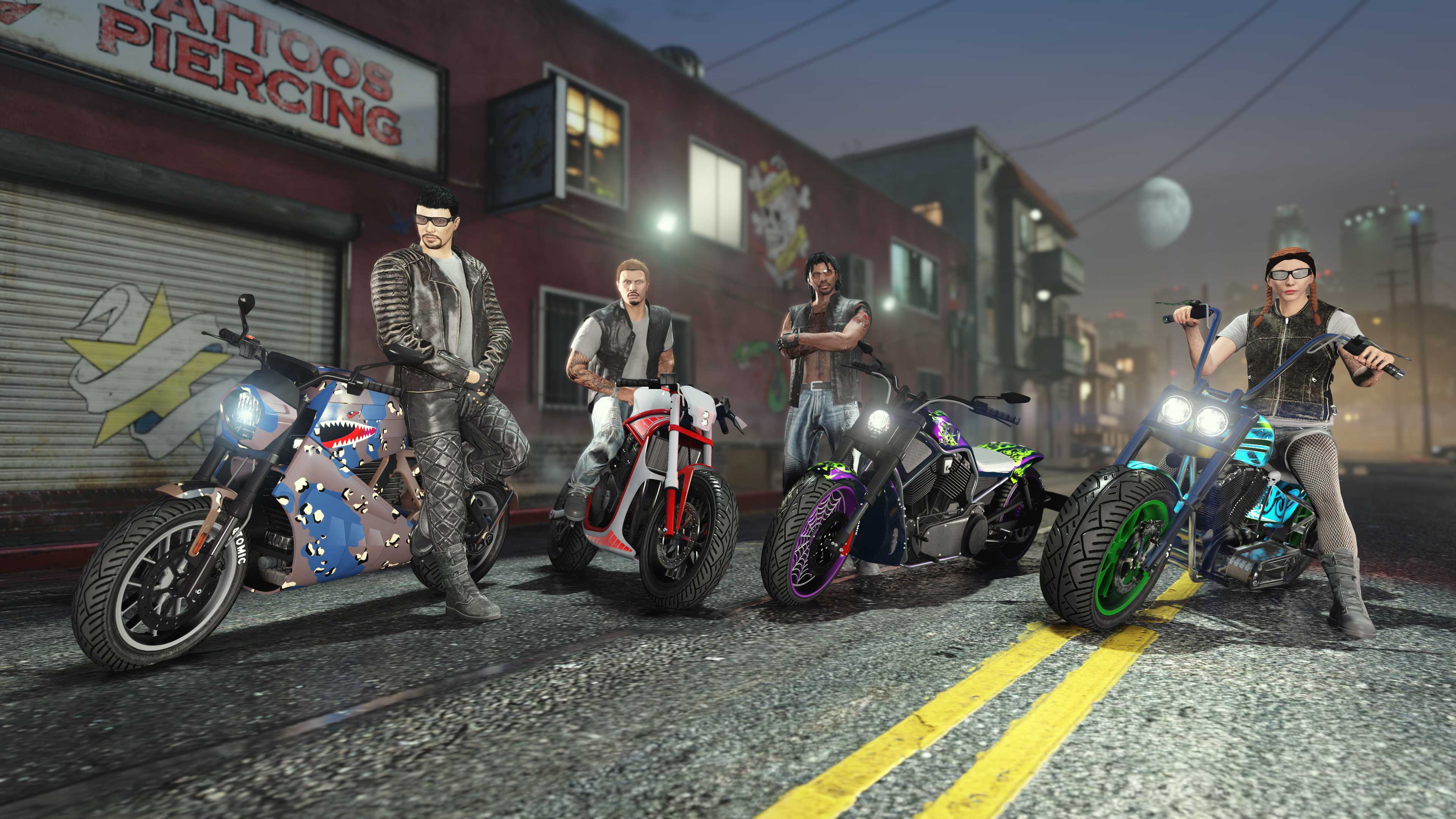 四名 GTA 在线模式的摩托帮成员与他们的改装摩托车在摩托帮会所外合影。