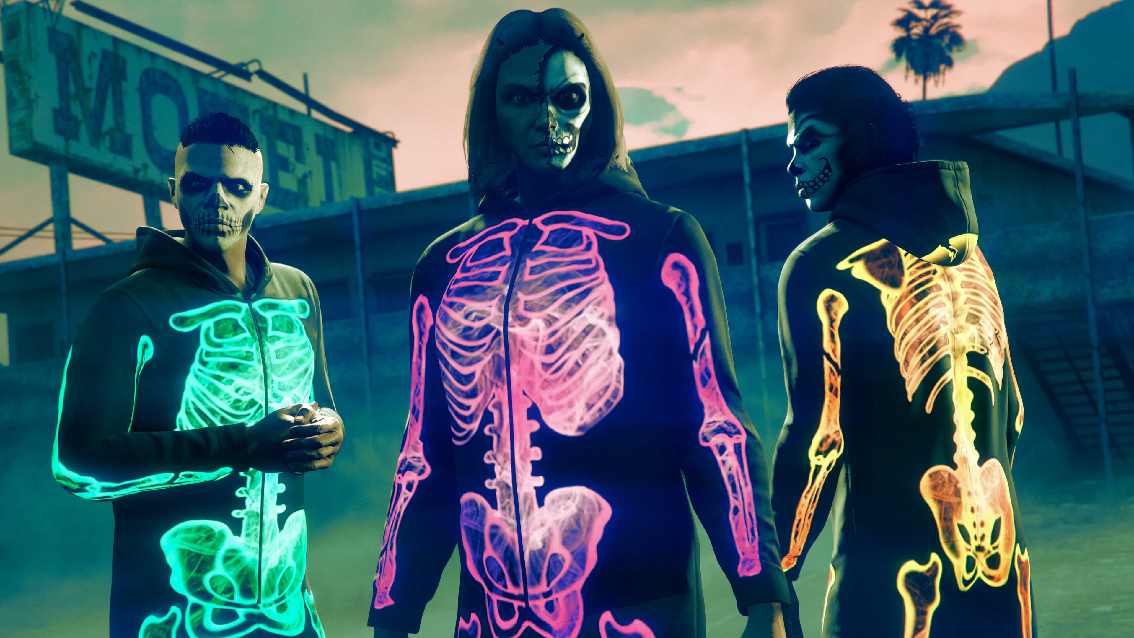 三名 GTA 在线模式角色分别穿着紫色、绿色，以及橙色荧光骷髅连体衣。