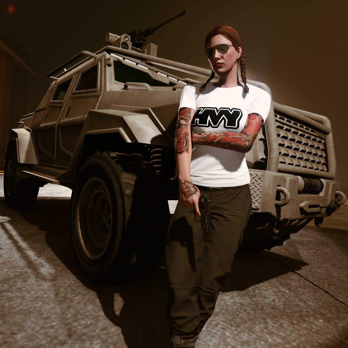 一名 GTA 在线模式玩家穿着白色 HVY T 恤站在 HVY 叛乱分子皮卡前。