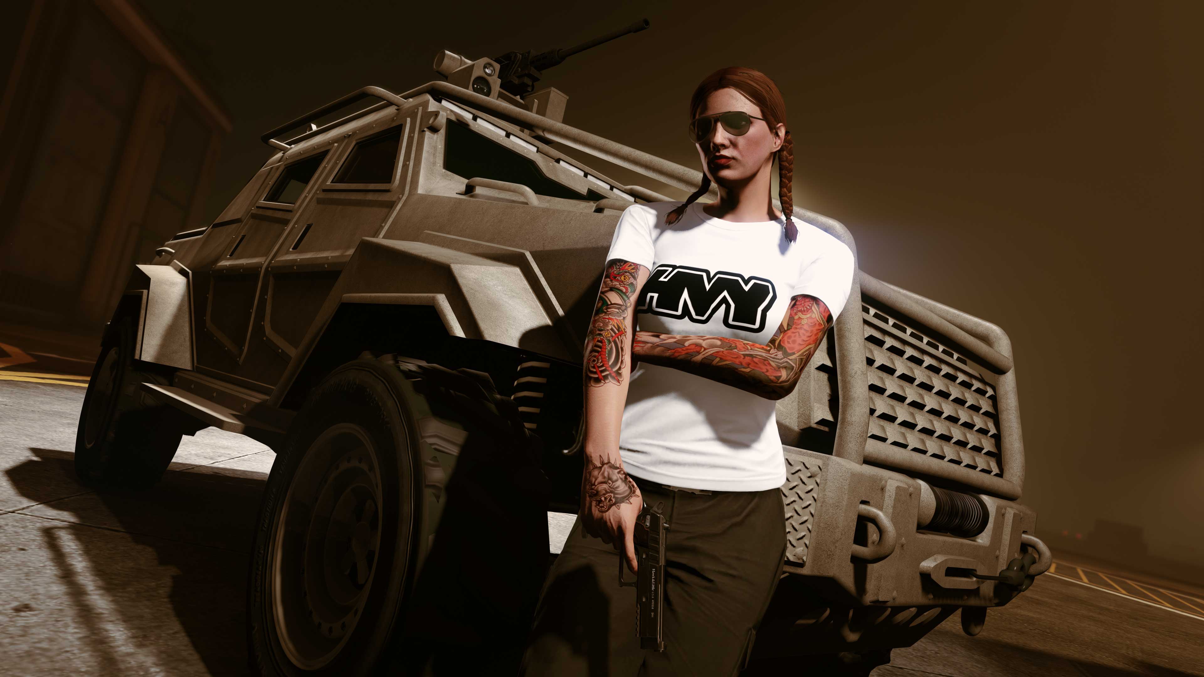 一名 GTA 在线模式玩家穿着白色 HVY T 恤站在 HVY 叛乱分子皮卡前。