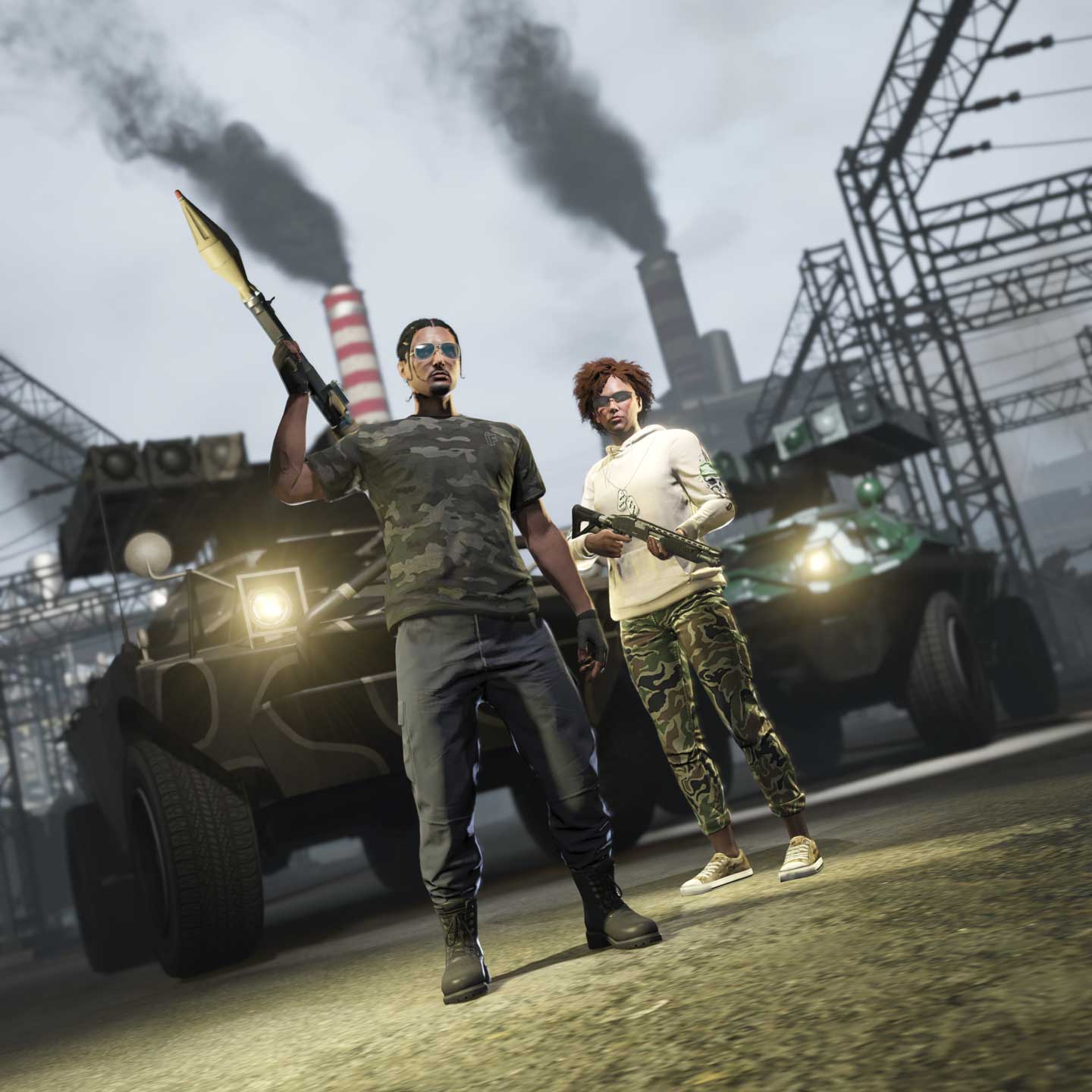 两名 GTA 在线模式玩家拿着武器摆姿势。其中其中一名玩家身穿冯·伏厄迷彩 T 恤，扛着火箭发射器。