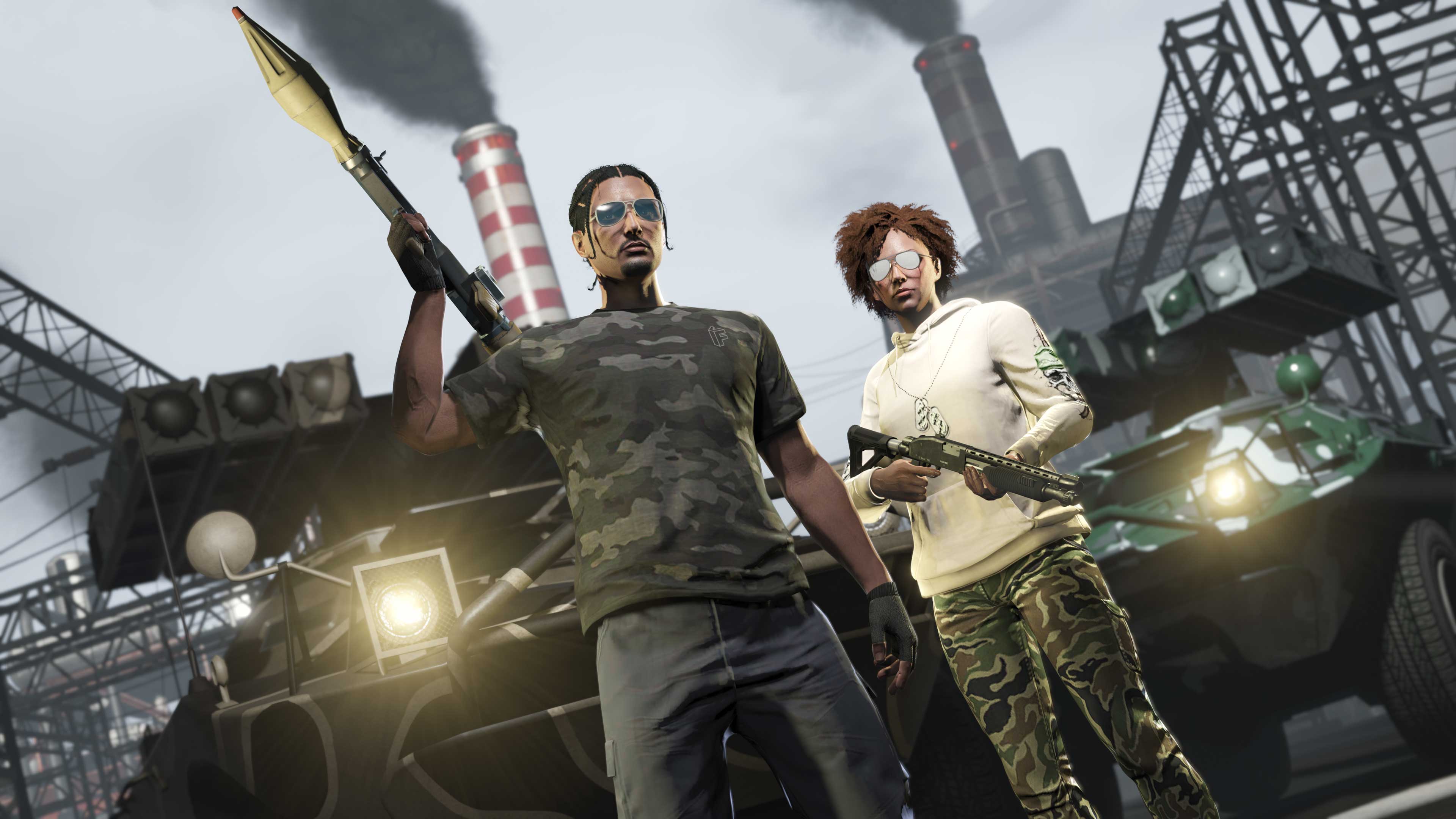 两名 GTA 在线模式玩家拿着武器摆姿势。其中其中一名玩家身穿冯·伏厄迷彩 T 恤，扛着火箭发射器。