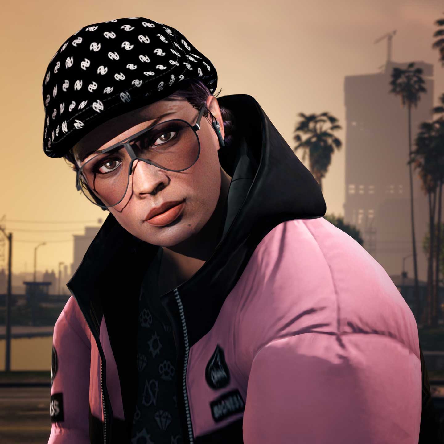 GTA 在线模式角色戴着掮客黑色扁帽和去声牌黑色耳机的图片