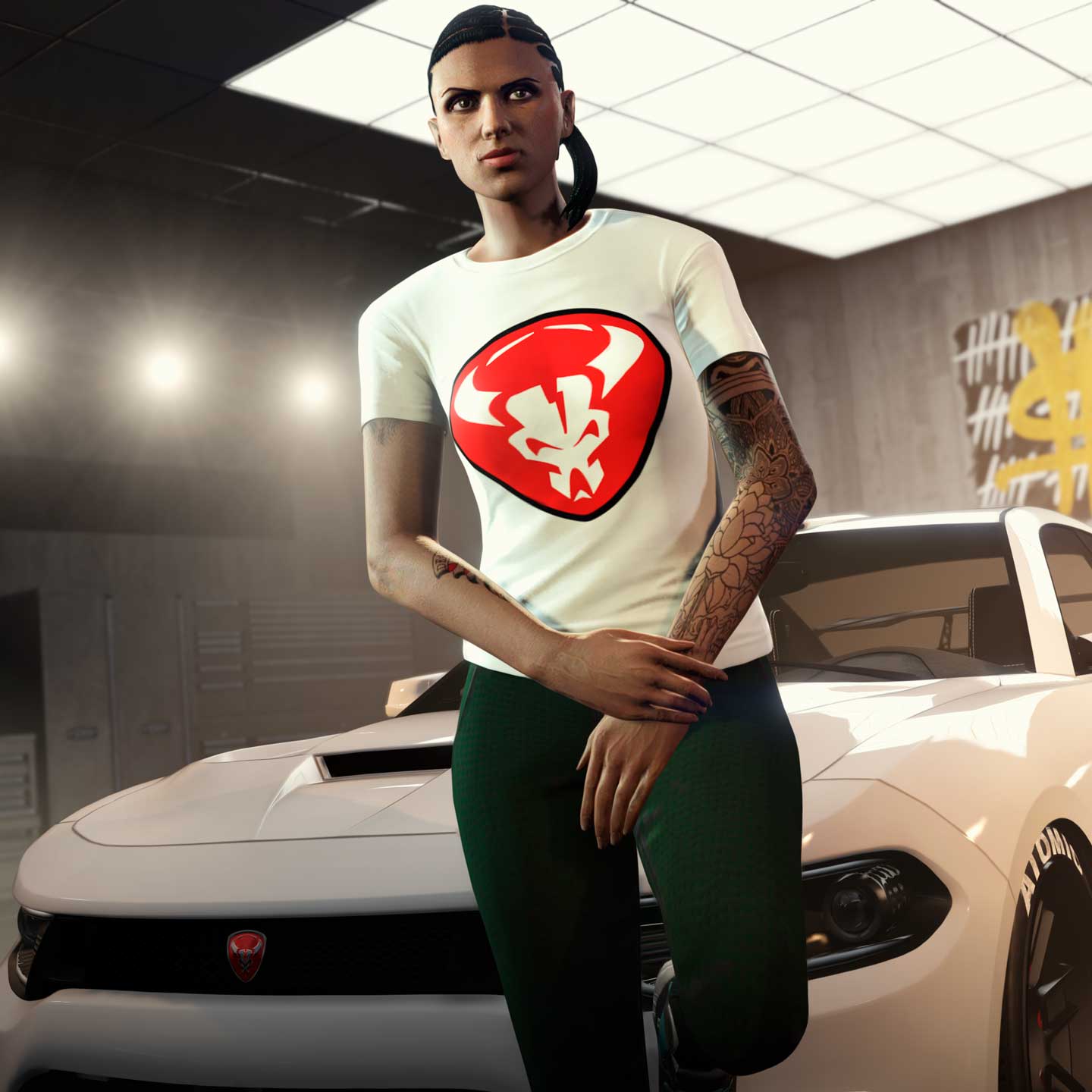 GTA 在线模式角色身穿冒险家标志 T 恤的图片
