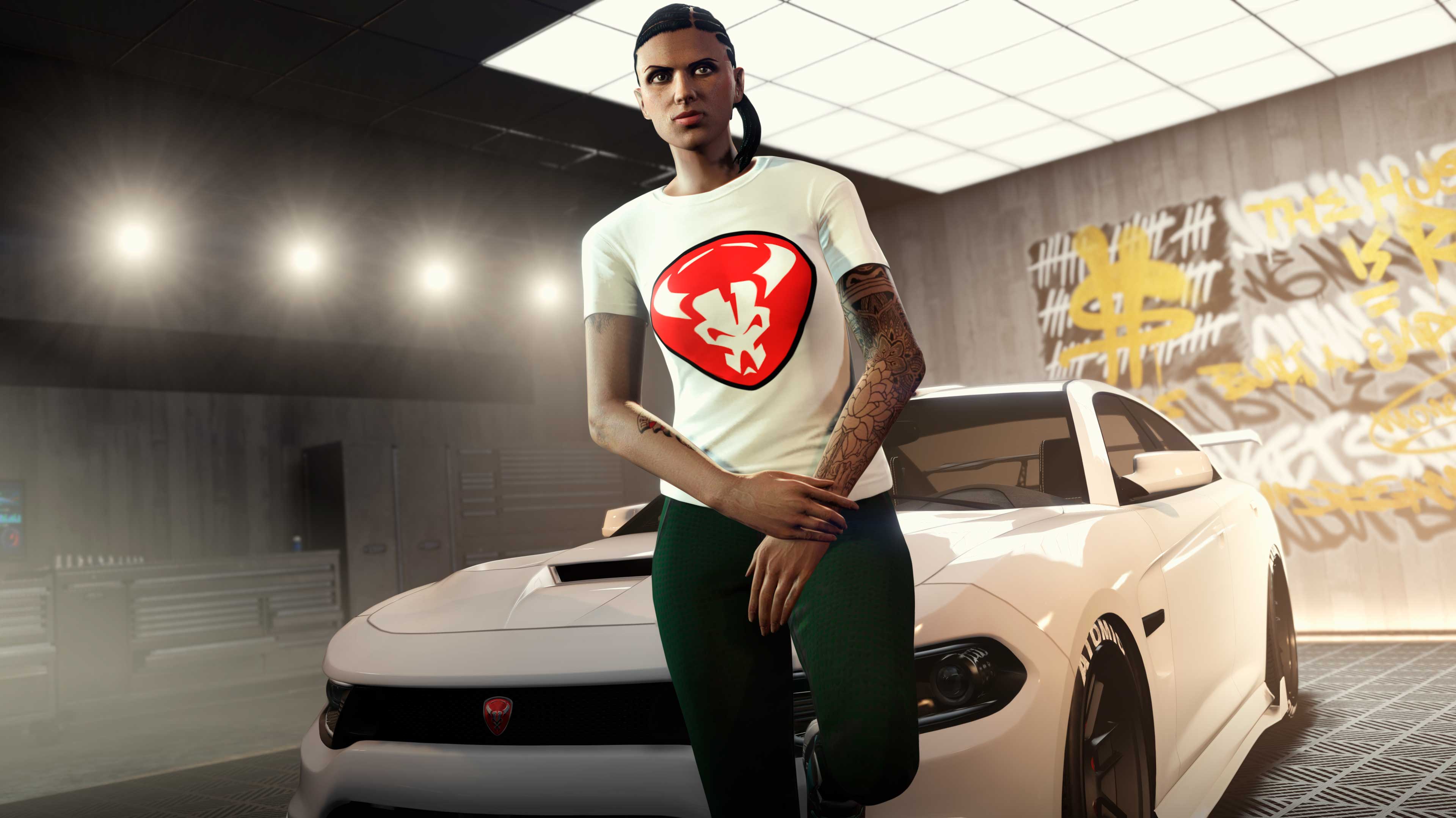 GTA 在线模式角色身穿冒险家标志 T 恤的图片