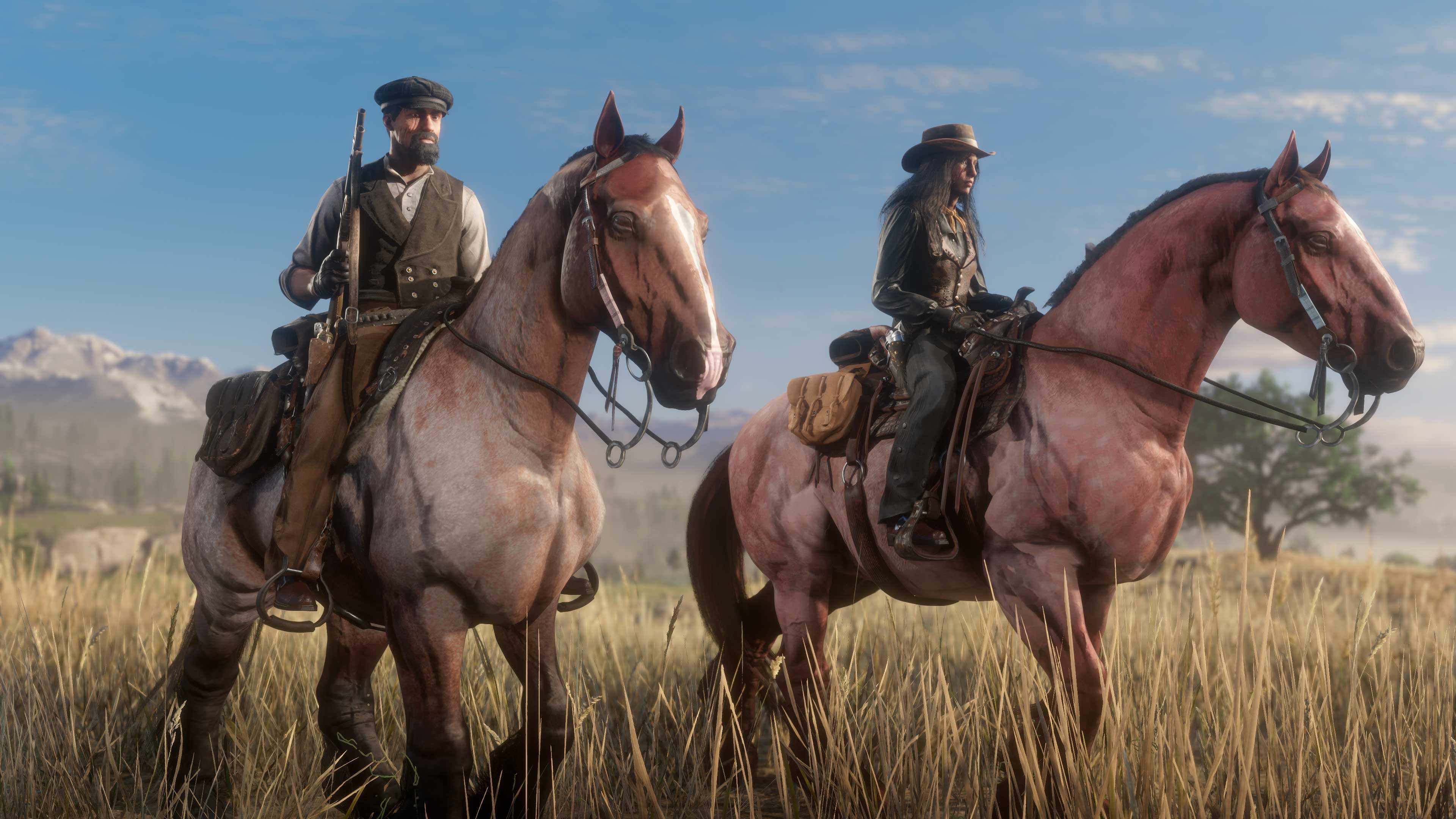 两名骑着马的 Red Dead 在线模式角色，穿着“额外奖励”的服装。