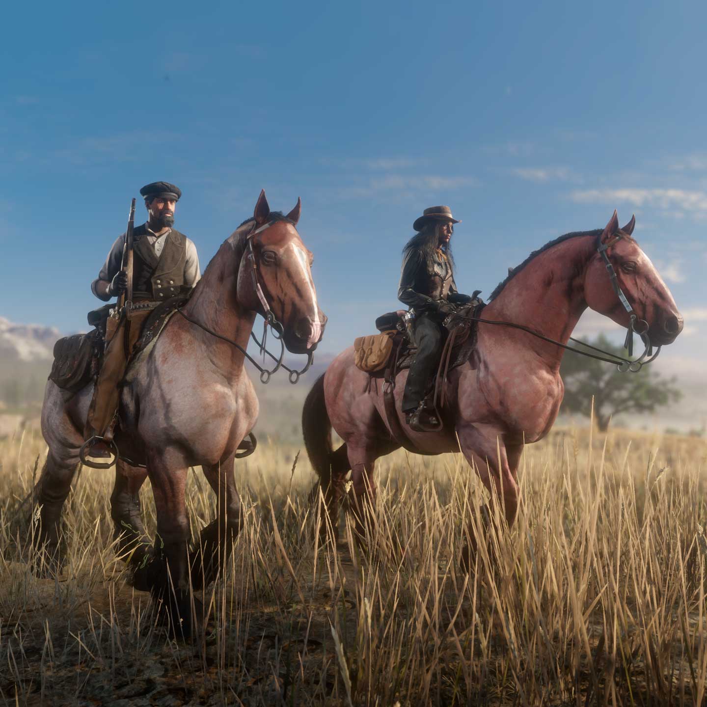 两名骑着马的 Red Dead 在线模式角色，穿着“额外奖励”的服装。