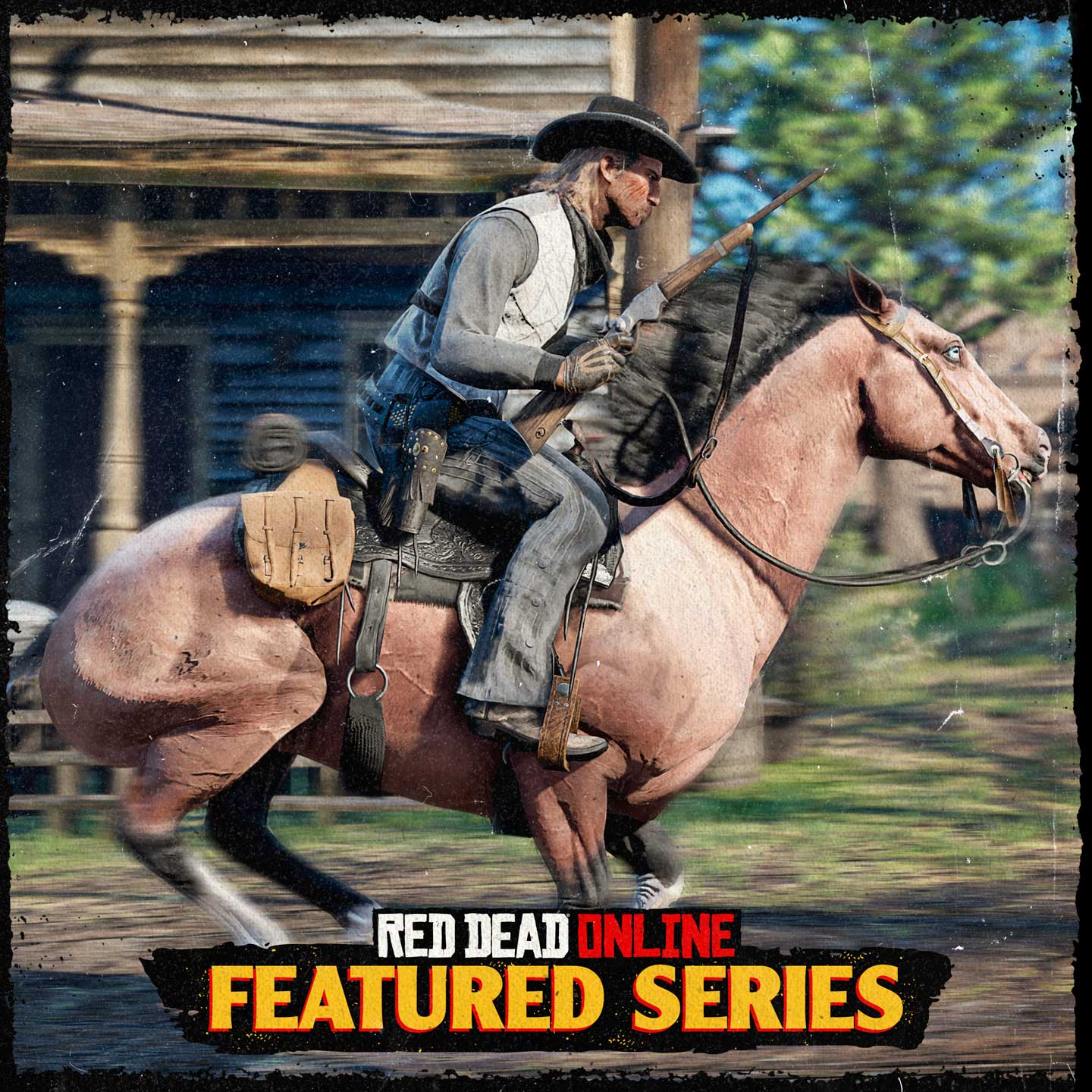一名正骑着马驰骋的 Red Dead 在线模式角色，手中握着一把步枪准备开枪。