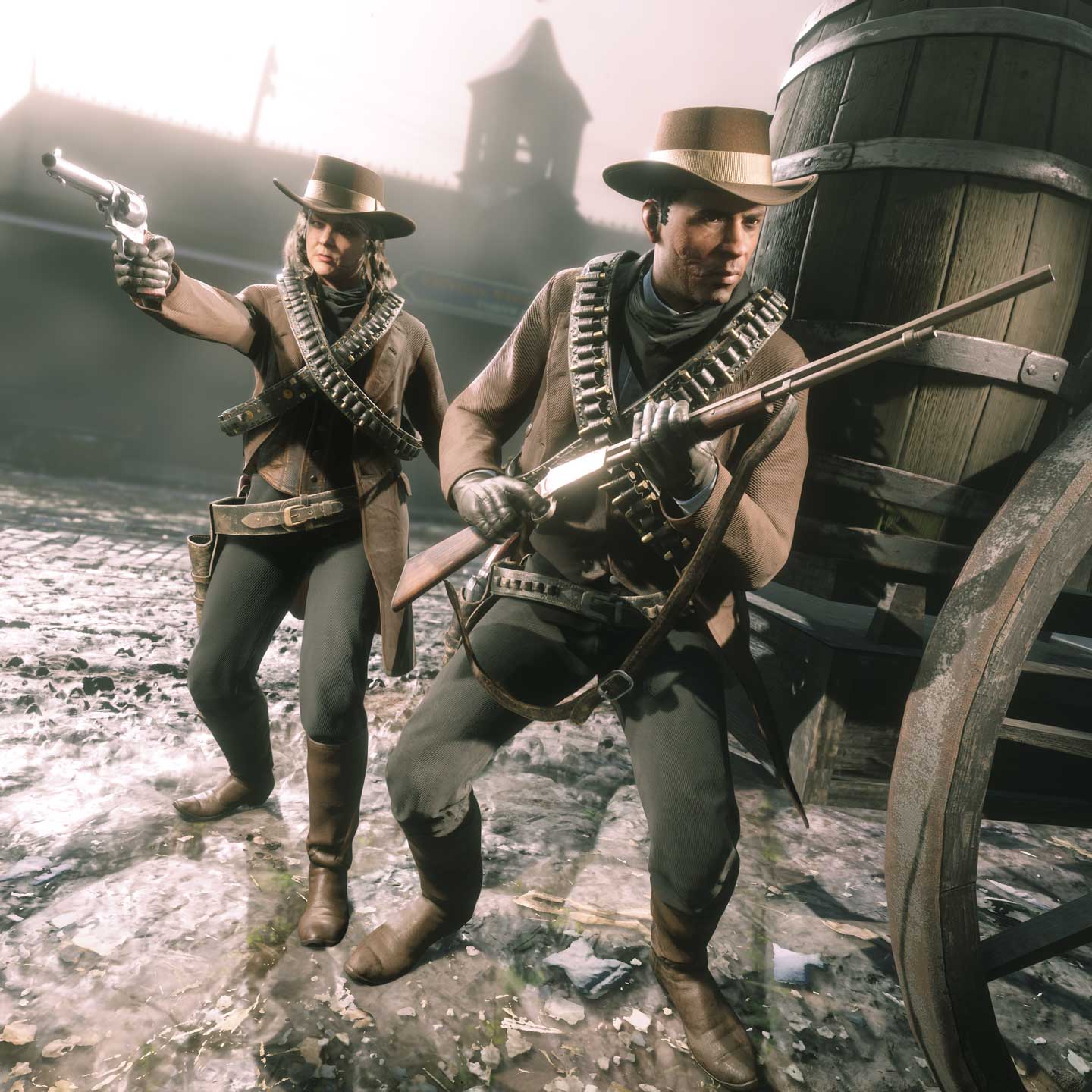 两名 Red Dead 在线模式玩家躲在木桶后面，做好战斗准备。
