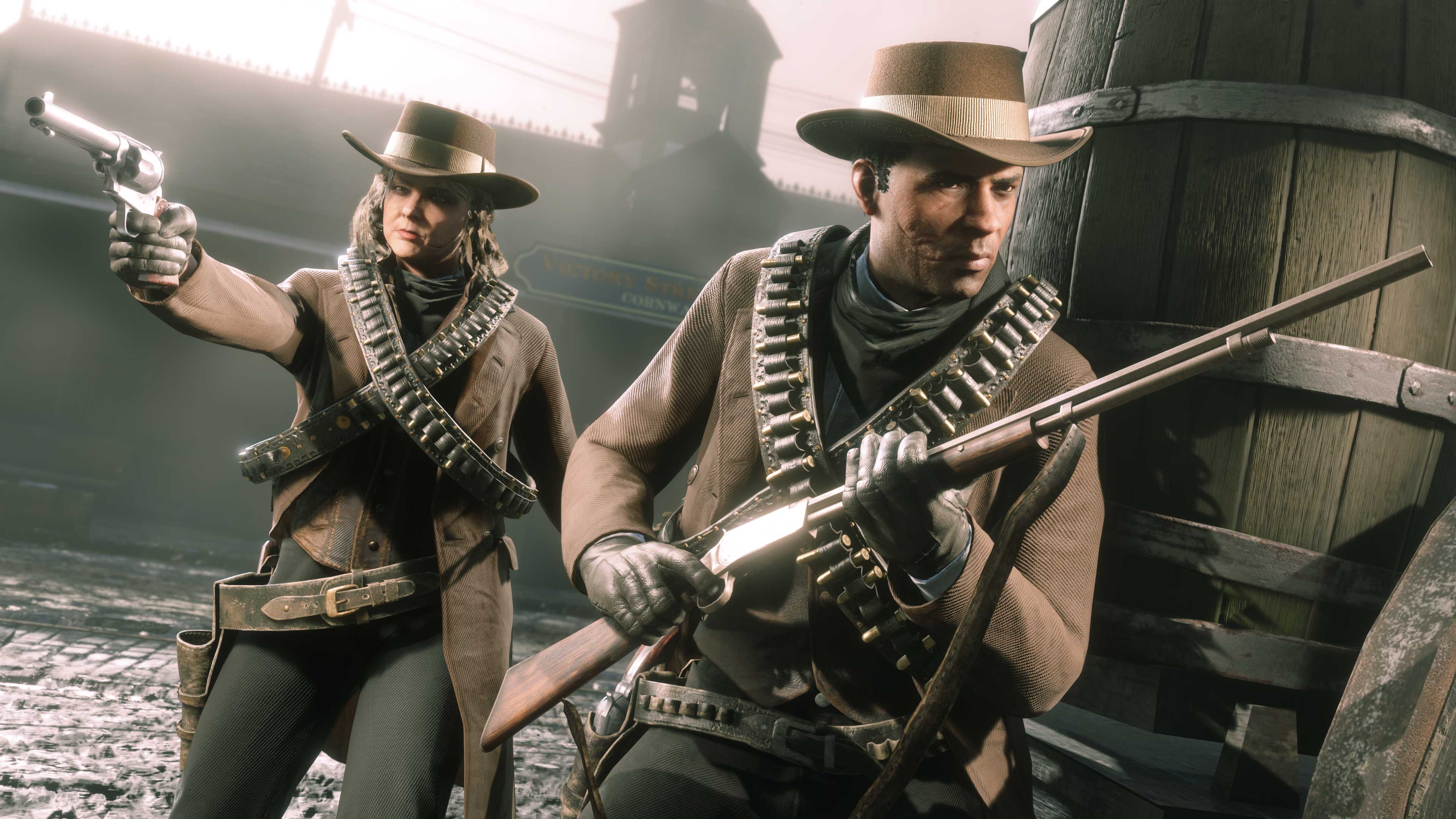 两名 Red Dead 在线模式玩家躲在木桶后面，做好战斗准备。