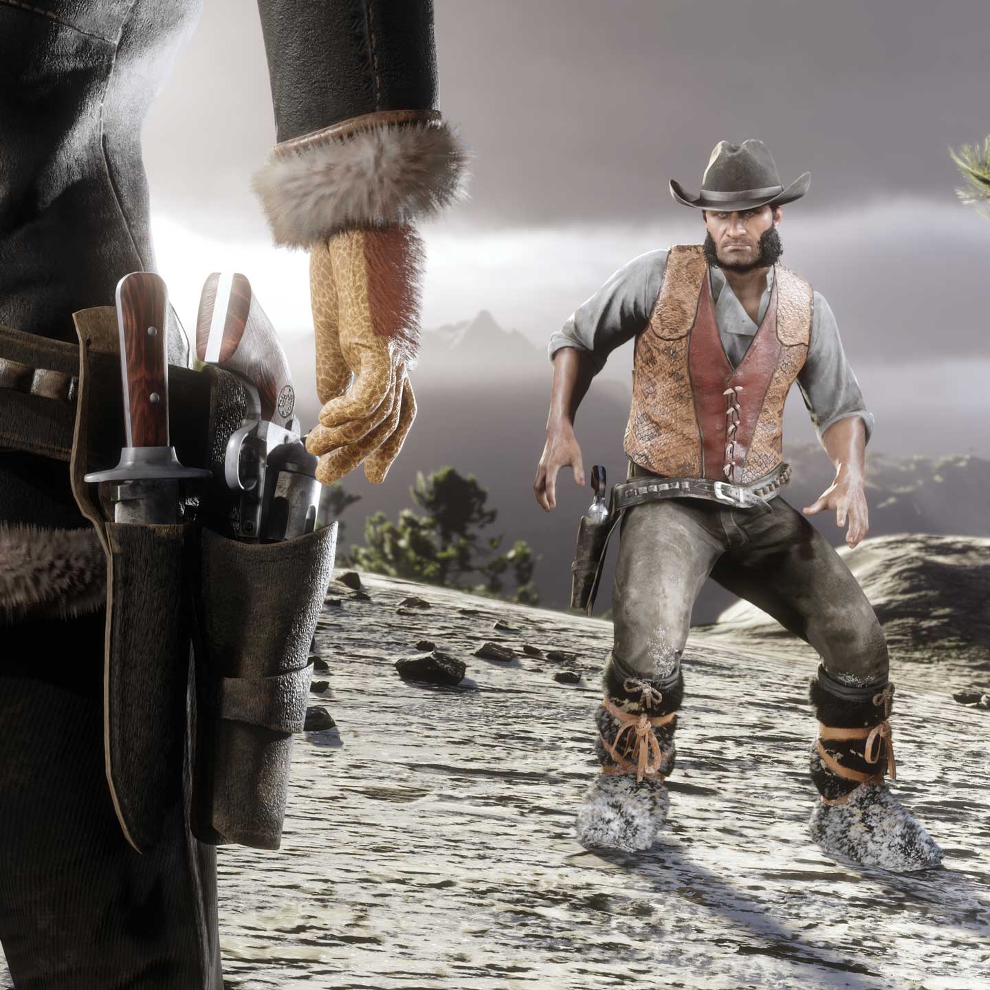 两名 Red Dead 在线模式玩家在山顶上。两人都把手放在插在枪套上的手枪上。