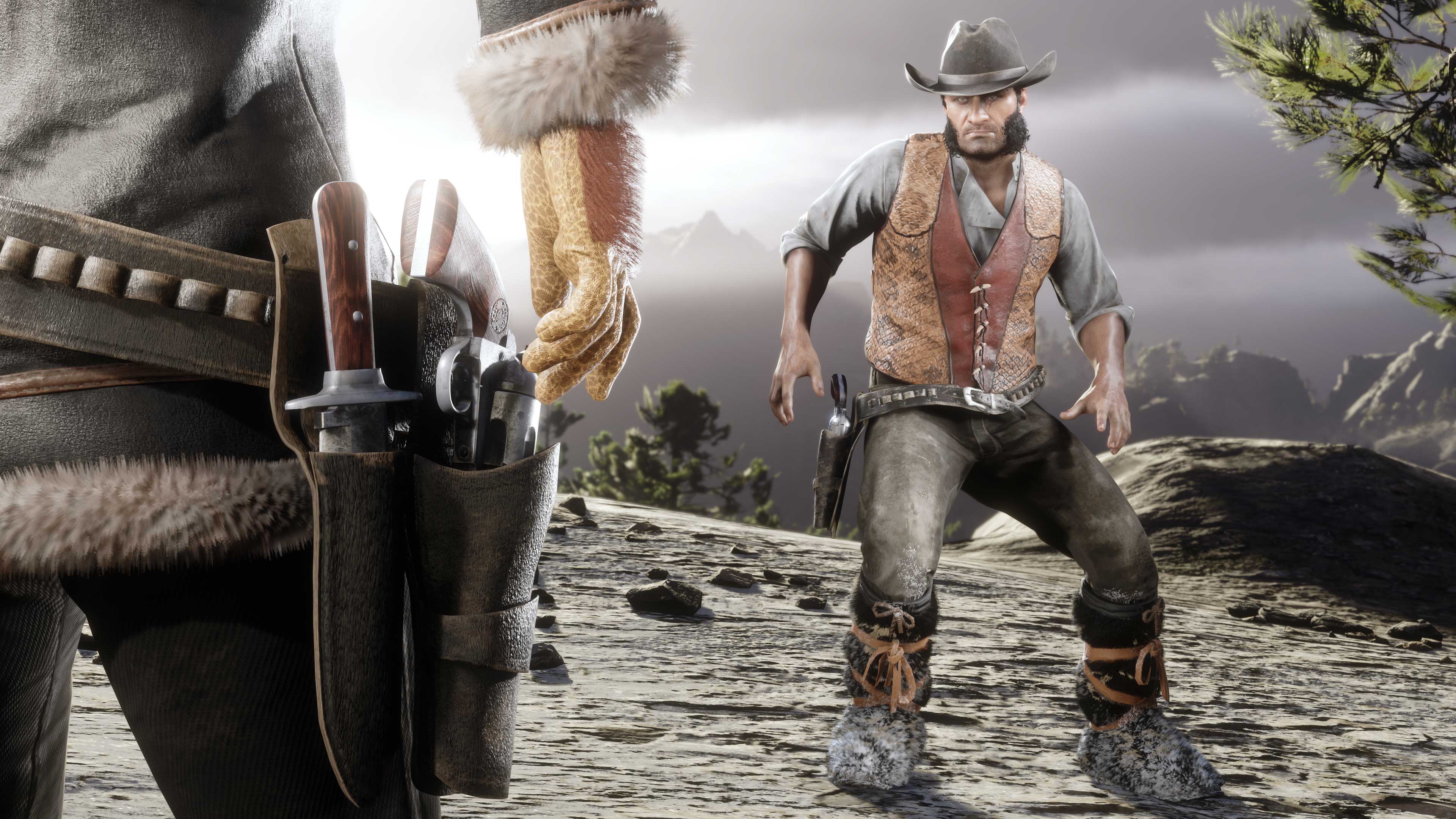 两名 Red Dead 在线模式玩家在山顶上。两人都把手放在插在枪套上的手枪上。